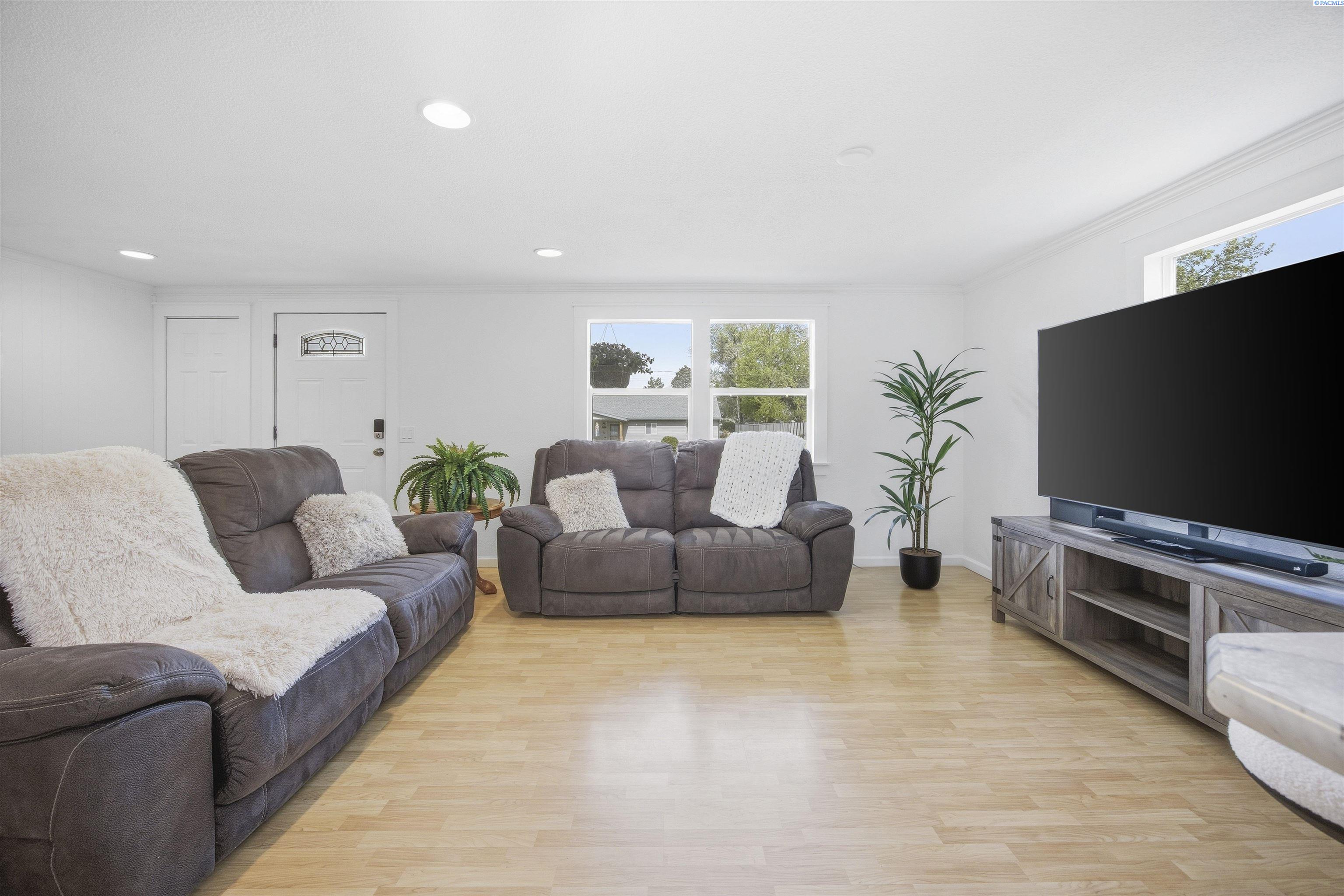 1508 Cottonwood Dr, Richland, WA 99354