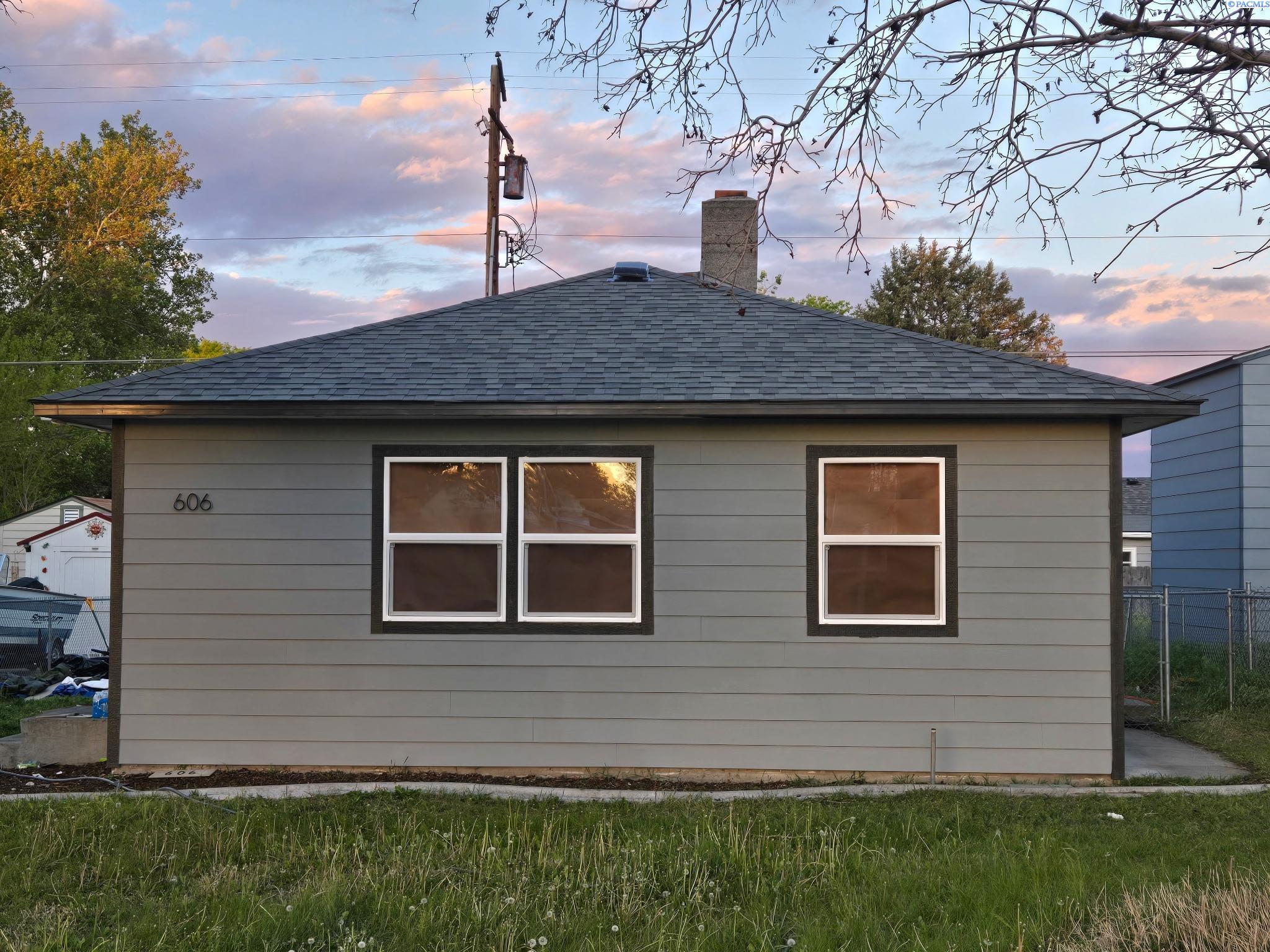 606 Wright Ave, Richland WA 99352-4217