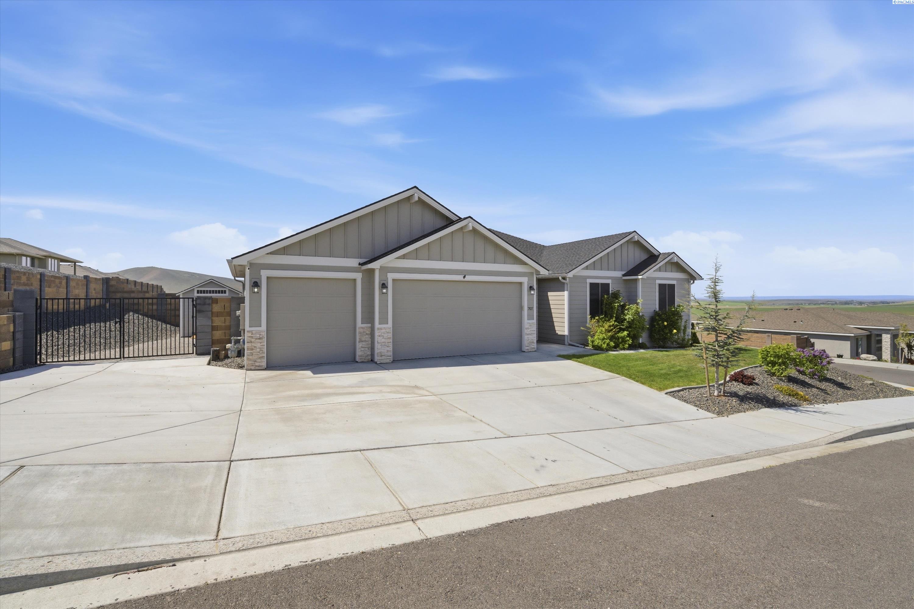 707 Athens Dr, West Richland, WA 99353