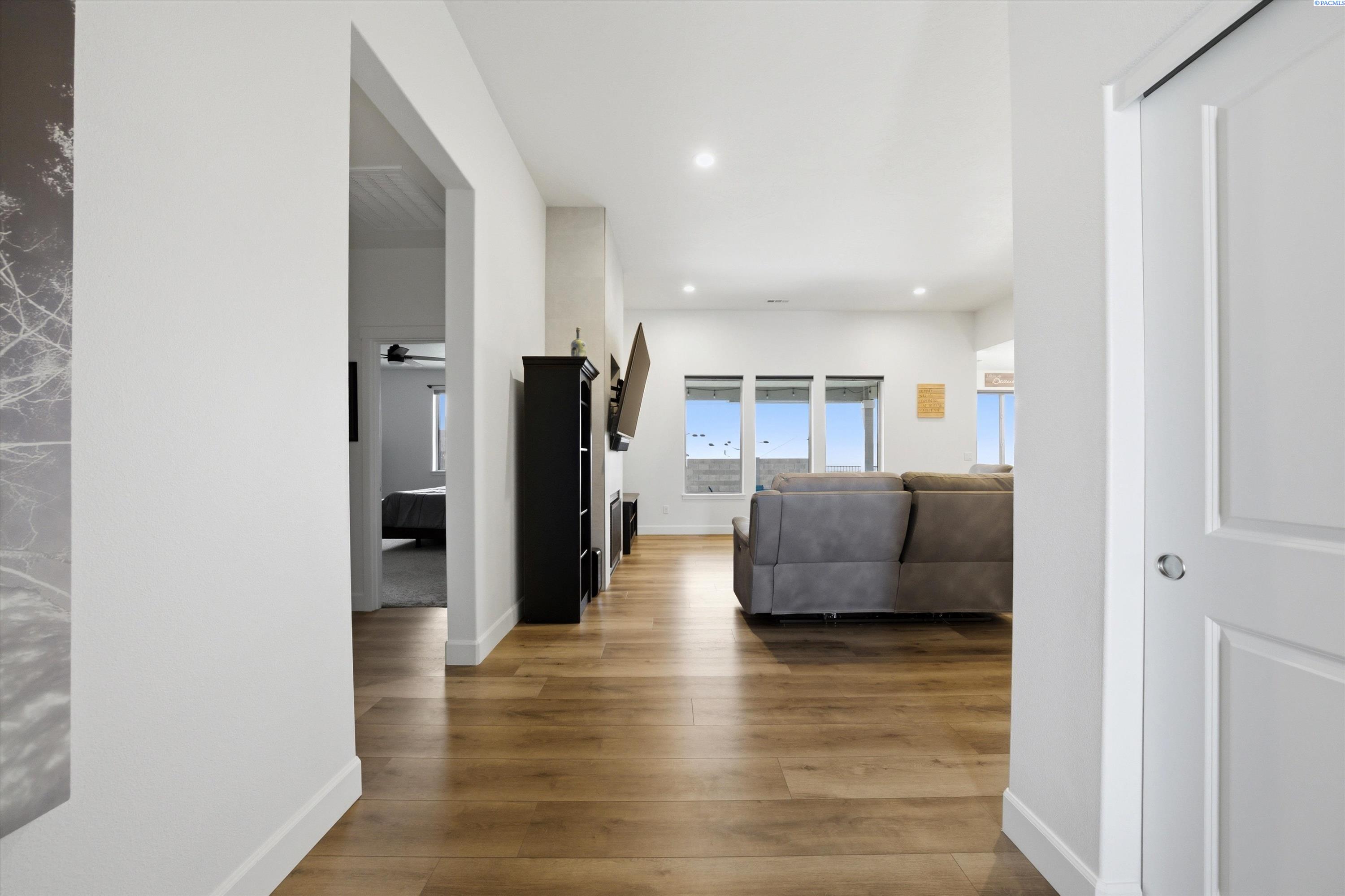 707 Athens Dr, West Richland, WA 99353