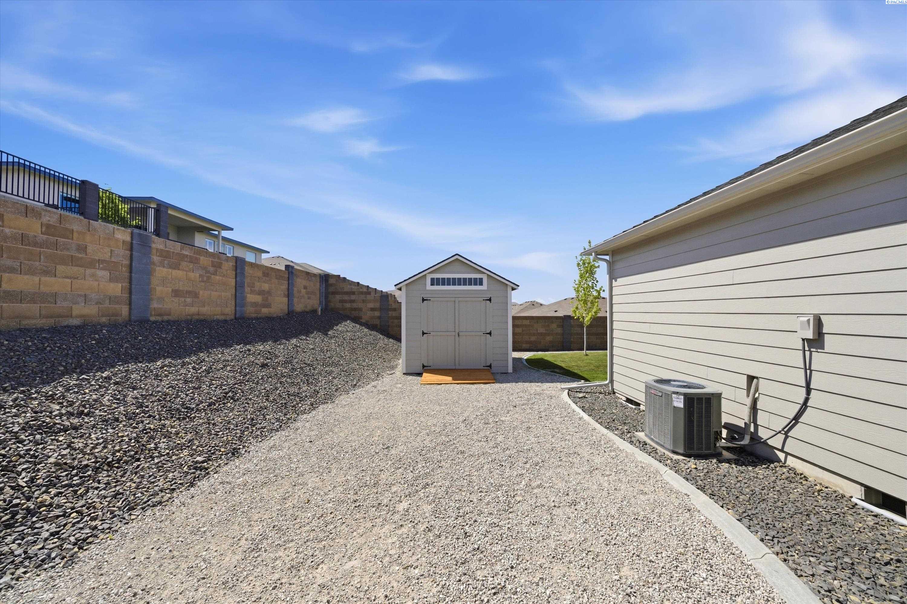 707 Athens Dr, West Richland, WA 99353