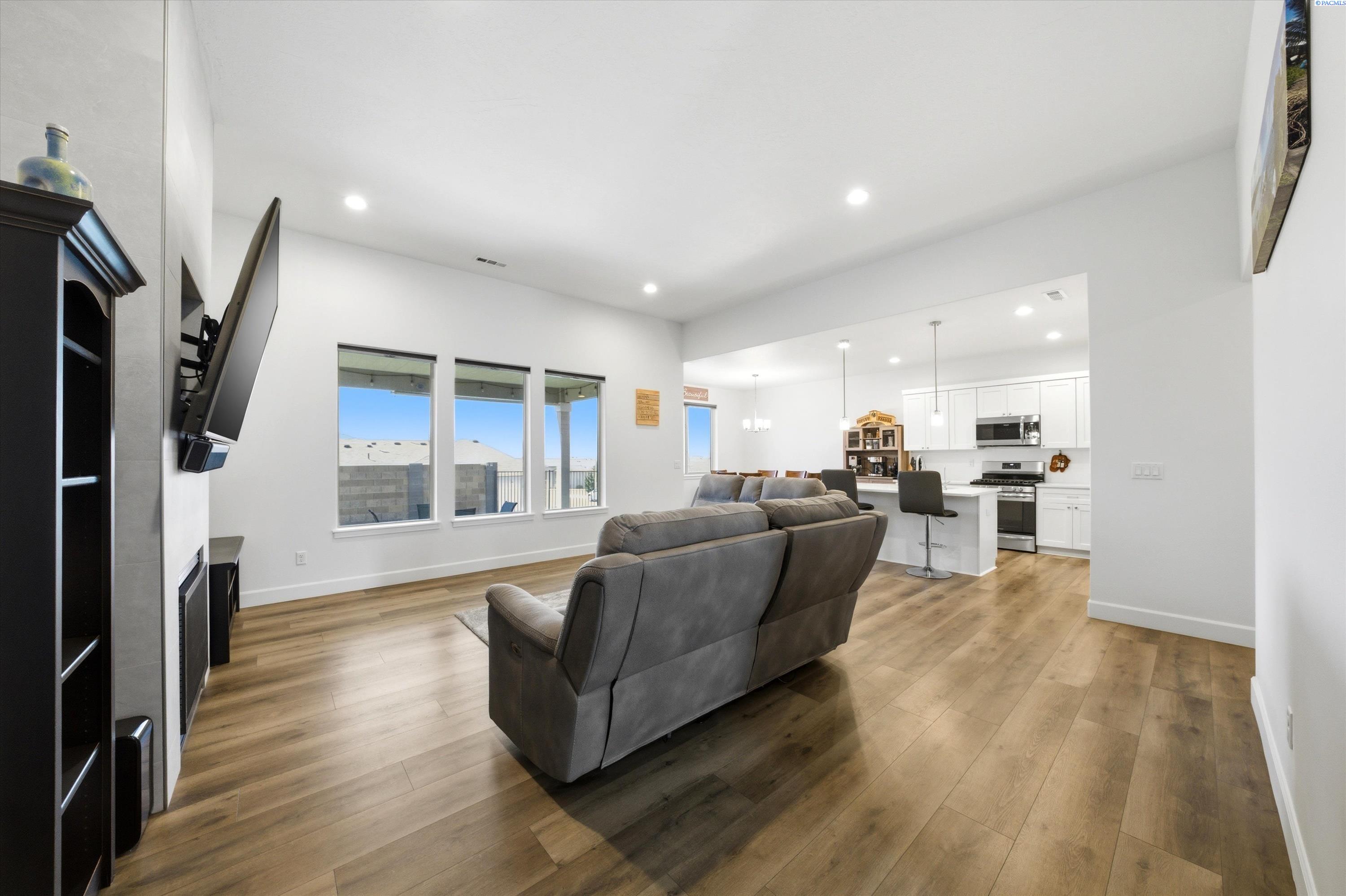 707 Athens Dr, West Richland, WA 99353