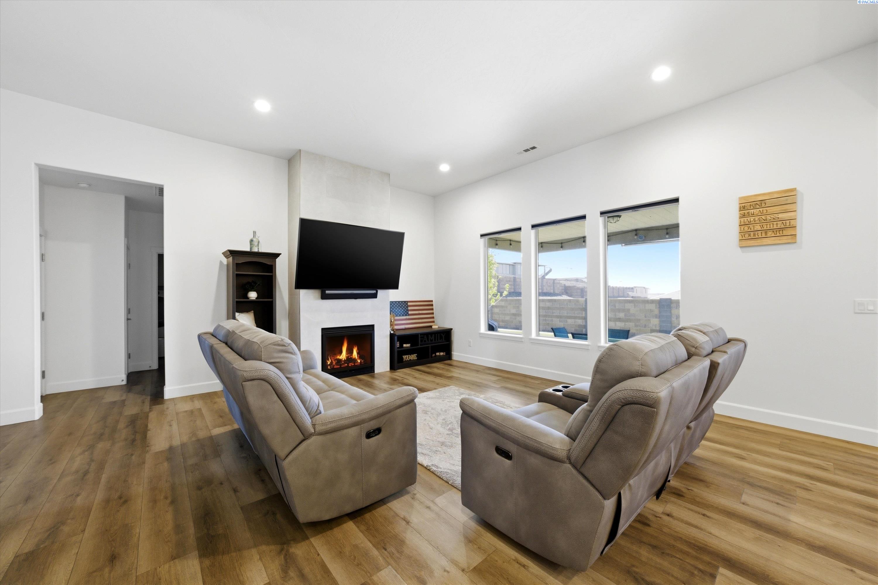 707 Athens Dr, West Richland, WA 99353