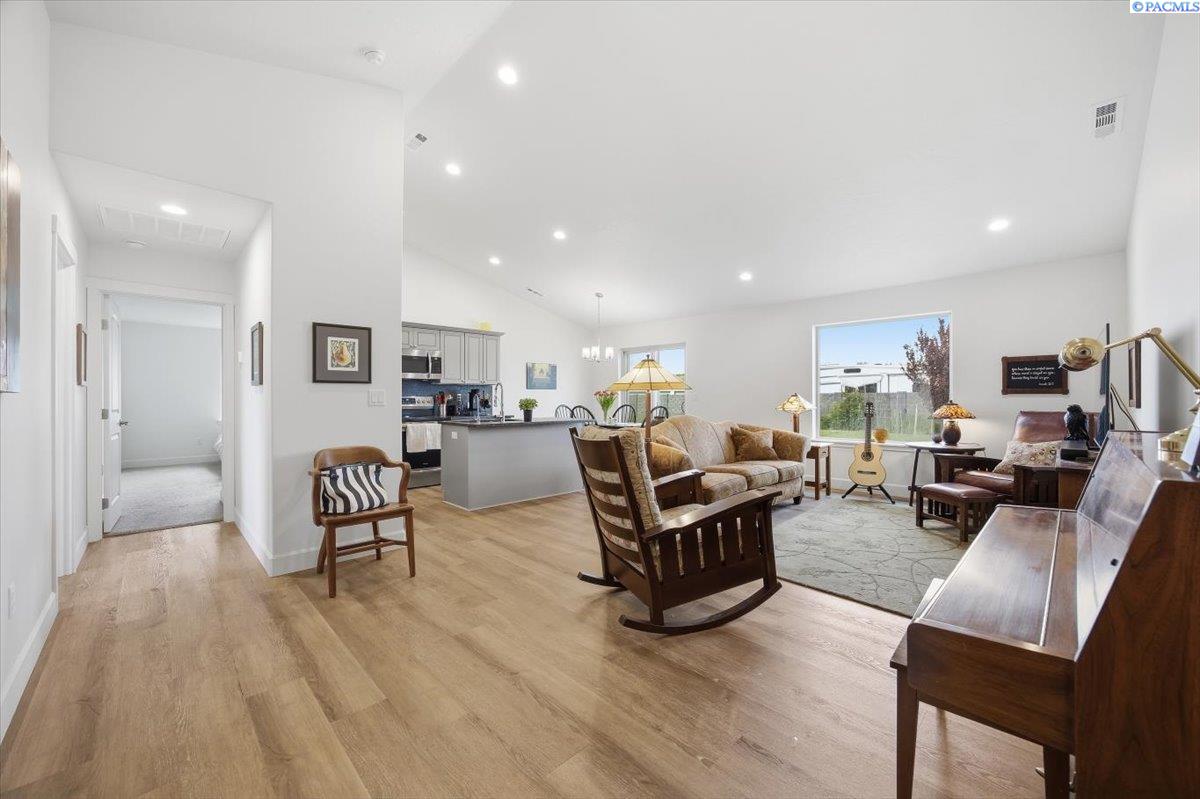 1518 Willow Way, Benton City, WA 99320