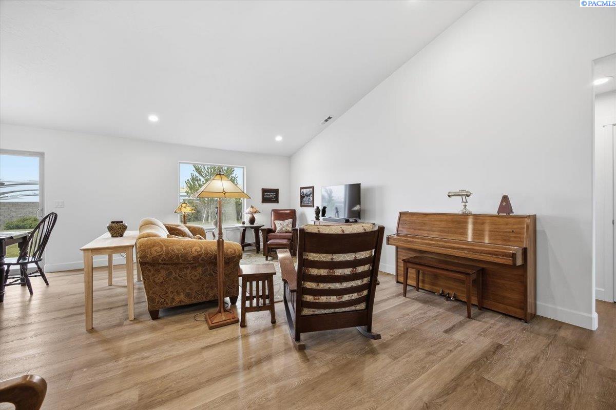 1518 Willow Way, Benton City, WA 99320