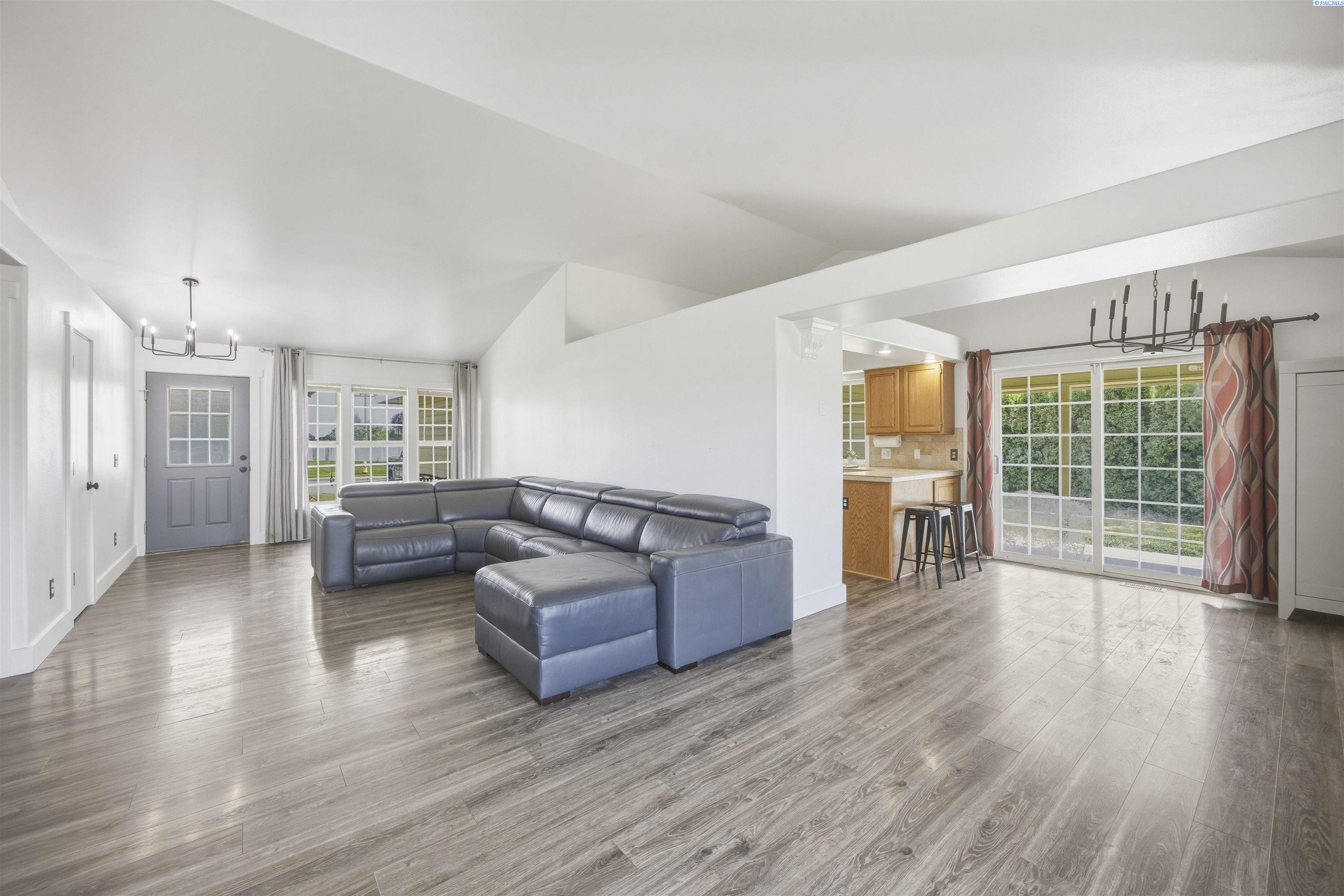 4485 Northlake Dr, West Richland, WA 99353
