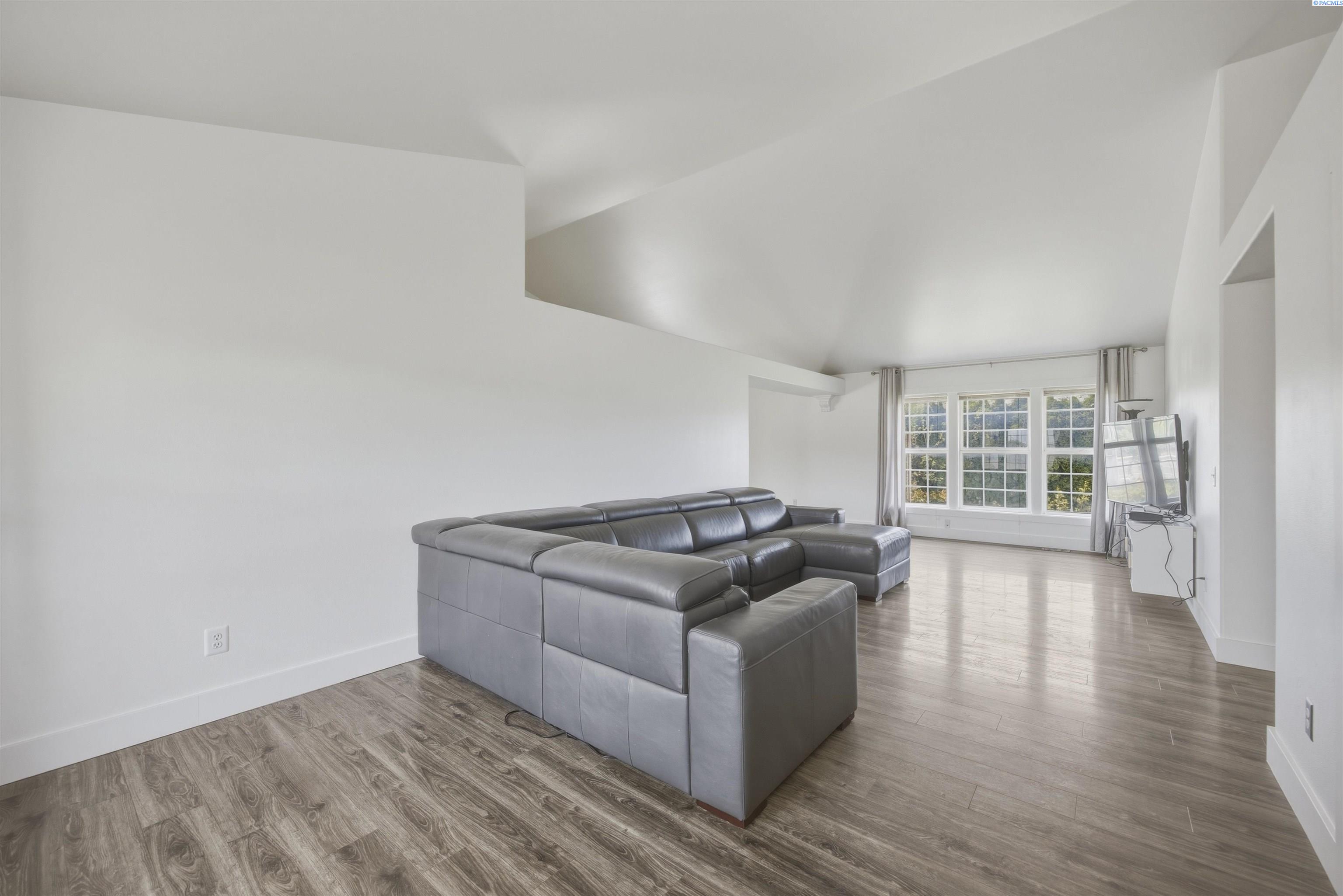 4485 Northlake Dr, West Richland, WA 99353