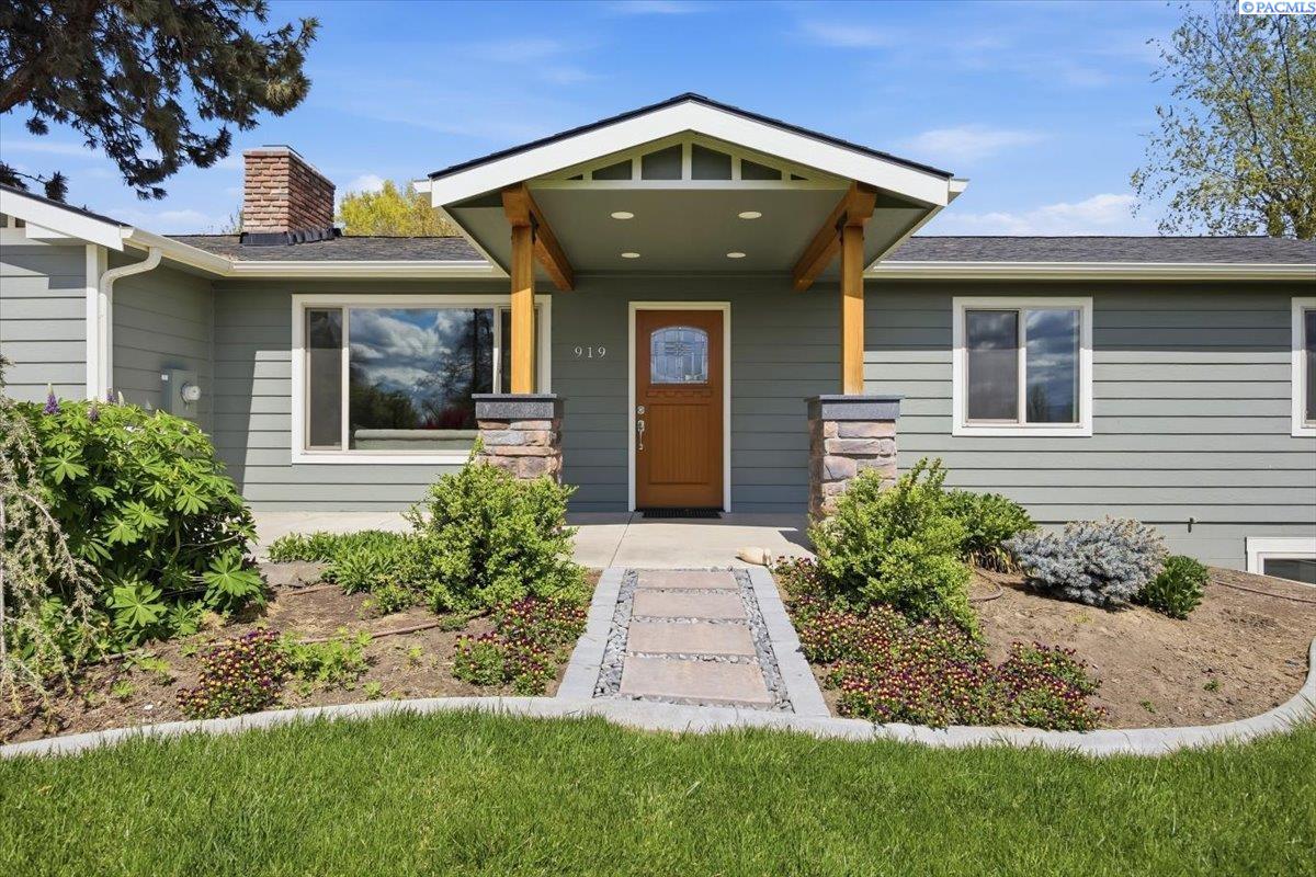 919 Stanley Dr, College Place, WA 99324