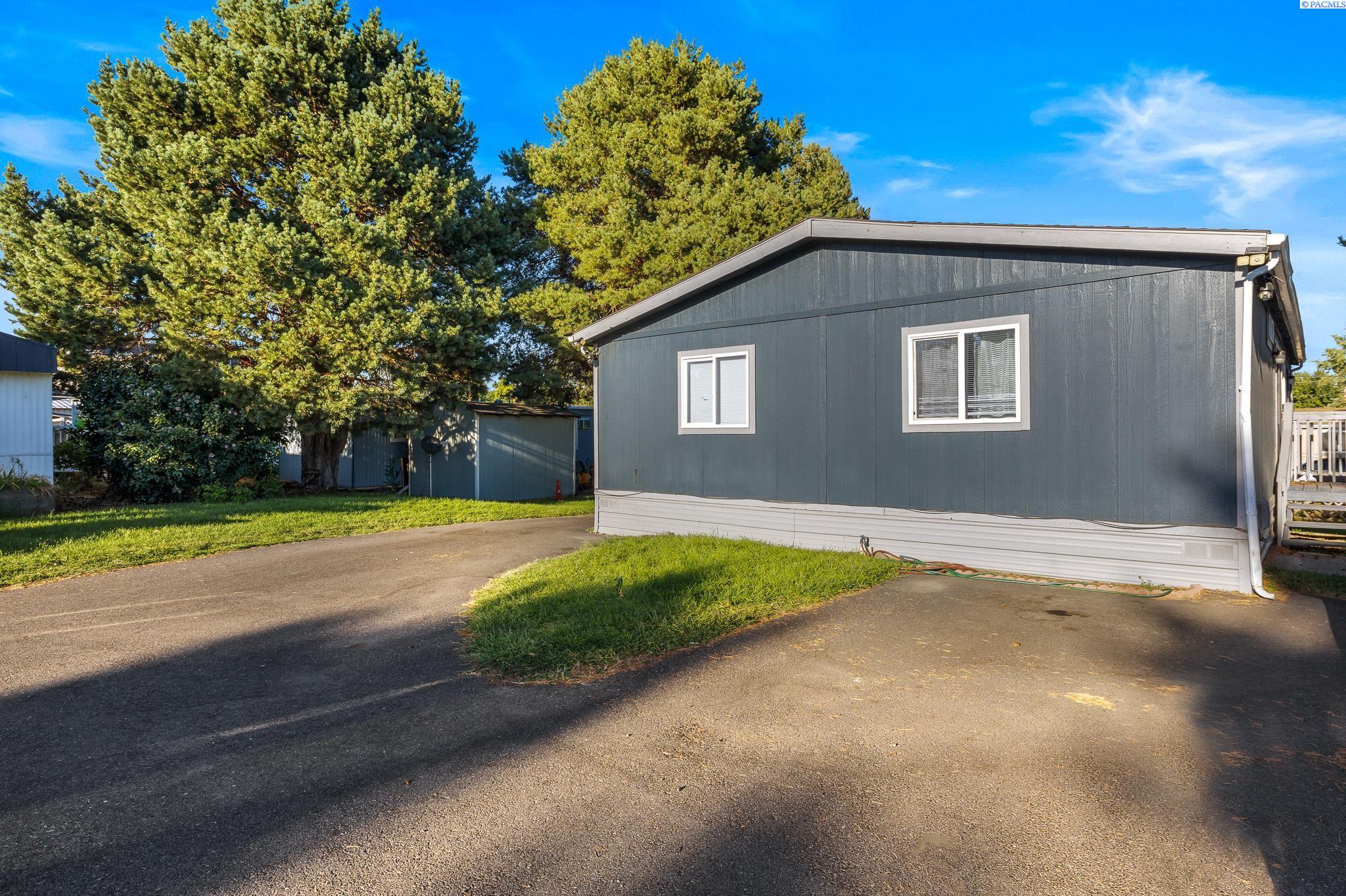 8 Royal Loop, West Richland, WA 99353