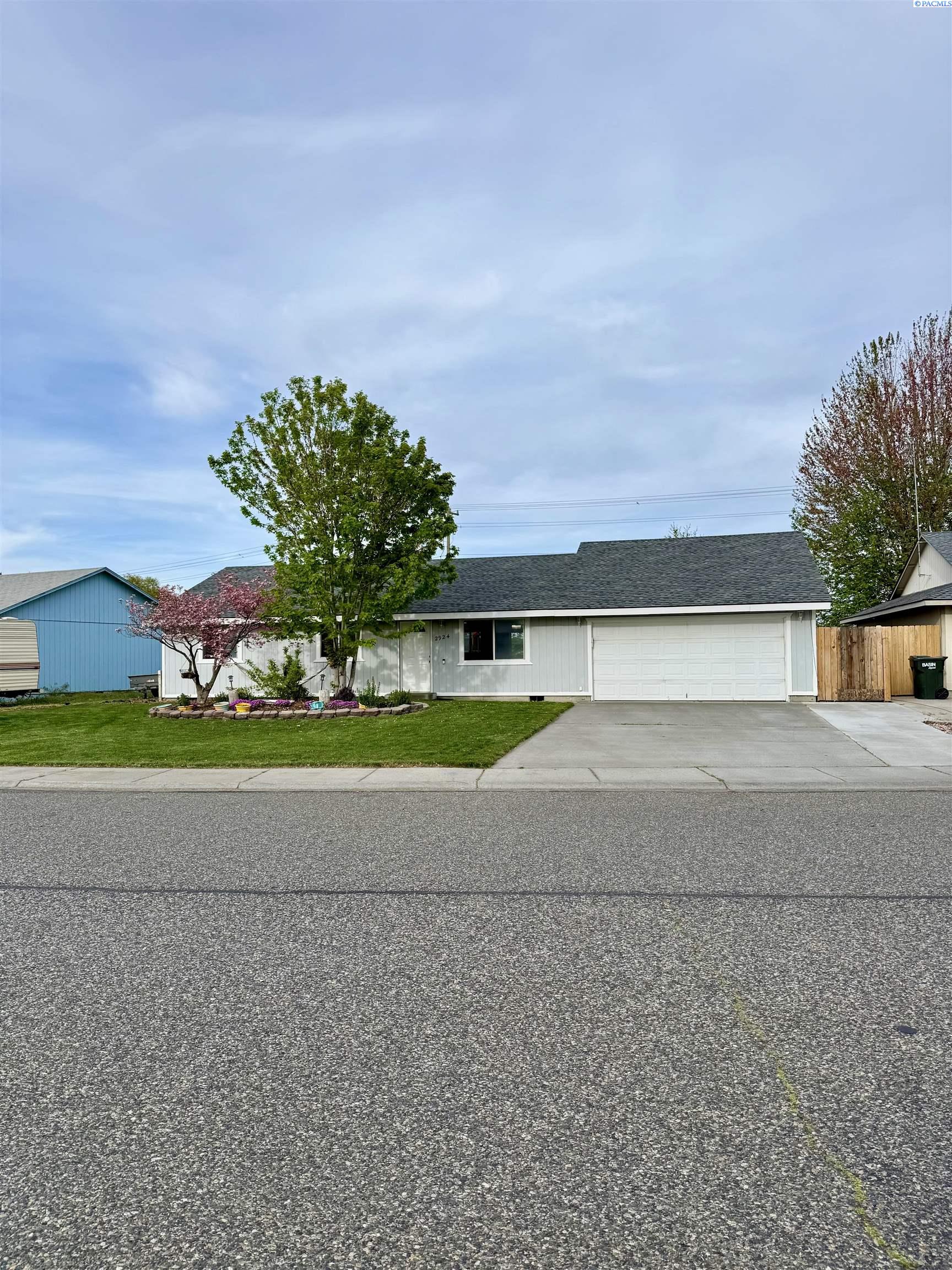 2924 Iris St, West Richland, WA 99353