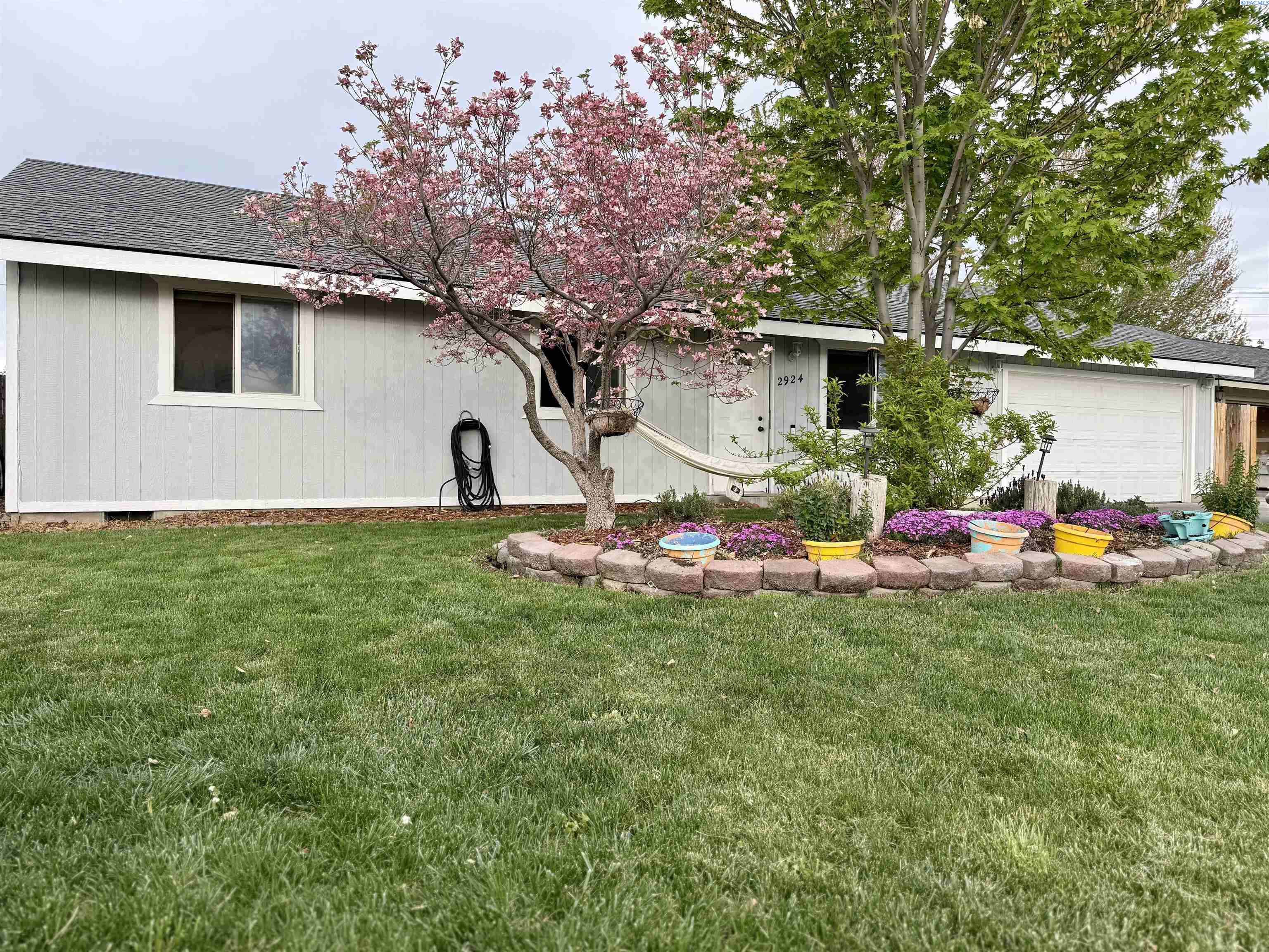 2924 Iris St, West Richland, WA 99353