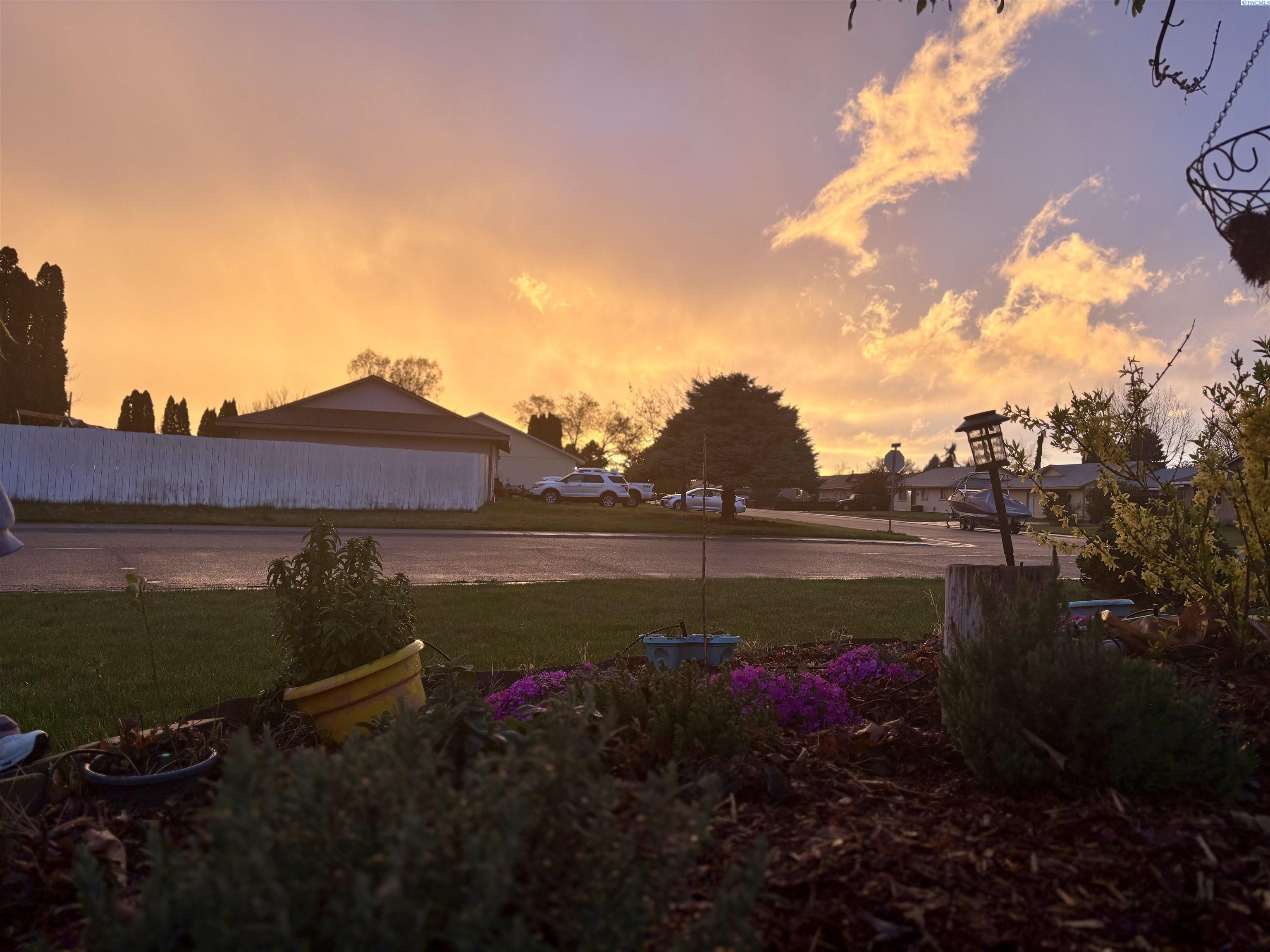 2924 Iris St, West Richland, WA 99353