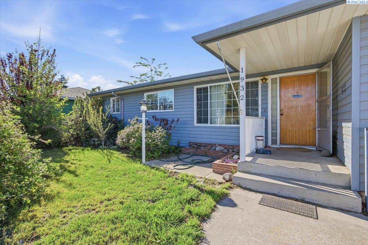 1932 Ruby St, Pasco, WA 99301