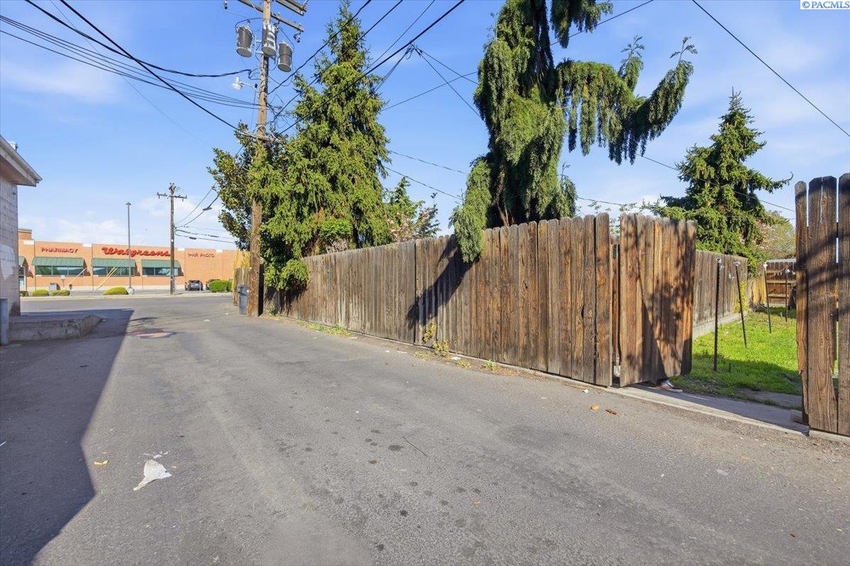 1932 Ruby St, Pasco, WA 99301