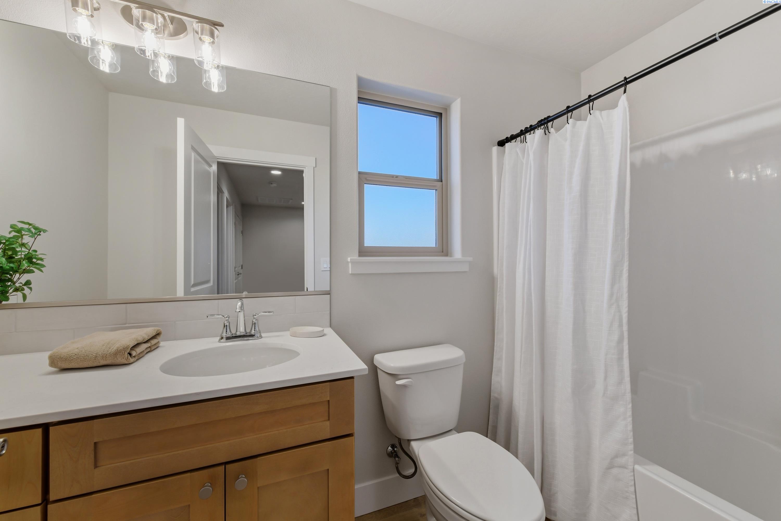 10538 Clearwater Dr, Kennewick, WA 99336