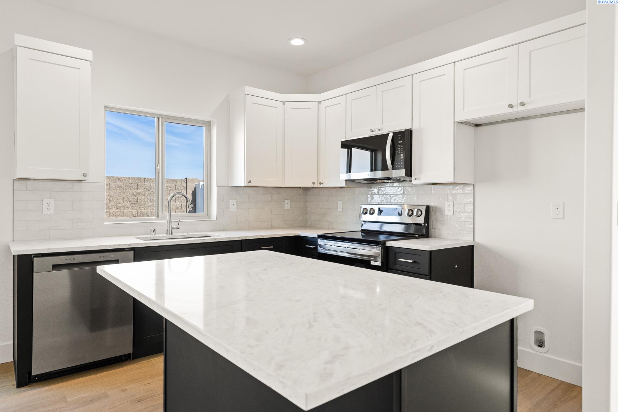 7480 Grapevine Ct, West Richland WA 99353