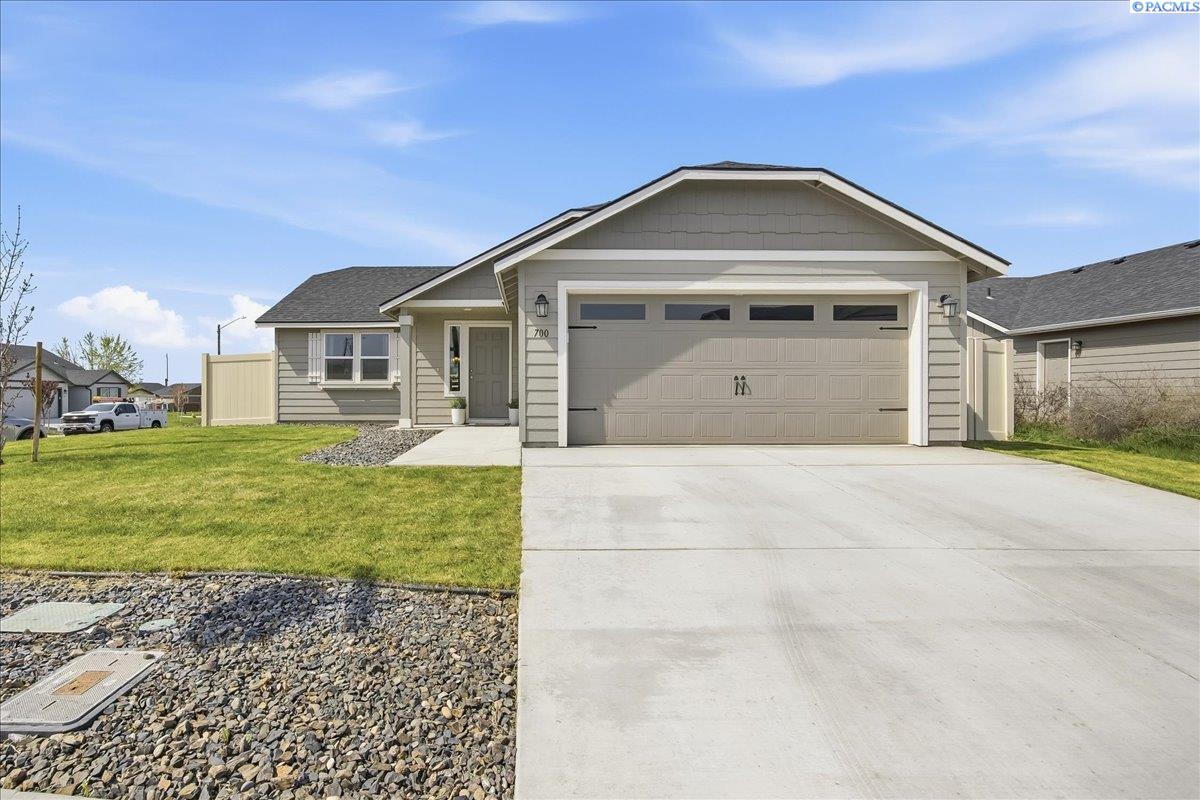 700 Regina Pl, Grandview WA 98930