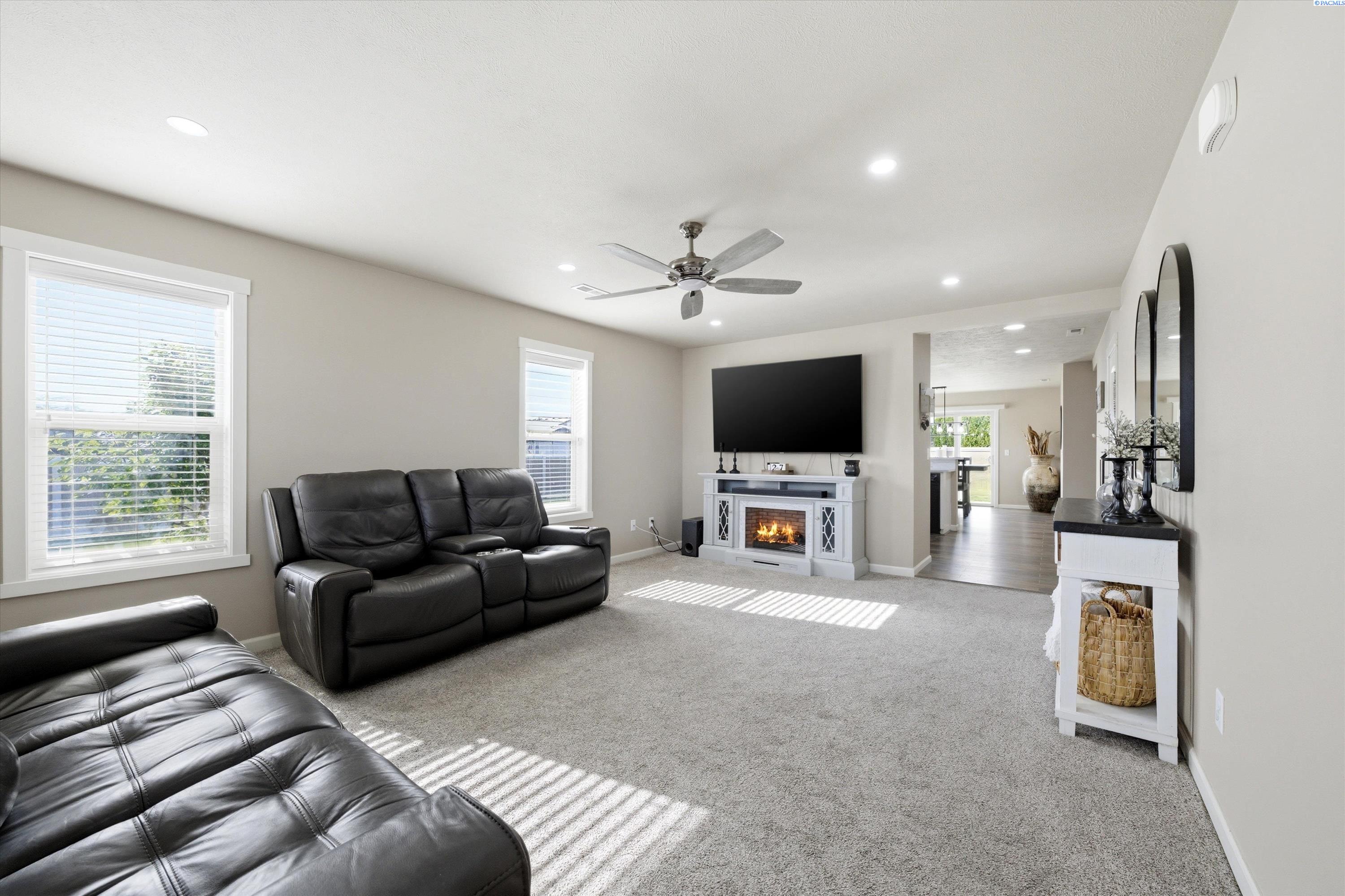 5617 Springfield Dr, Pasco, WA 99301