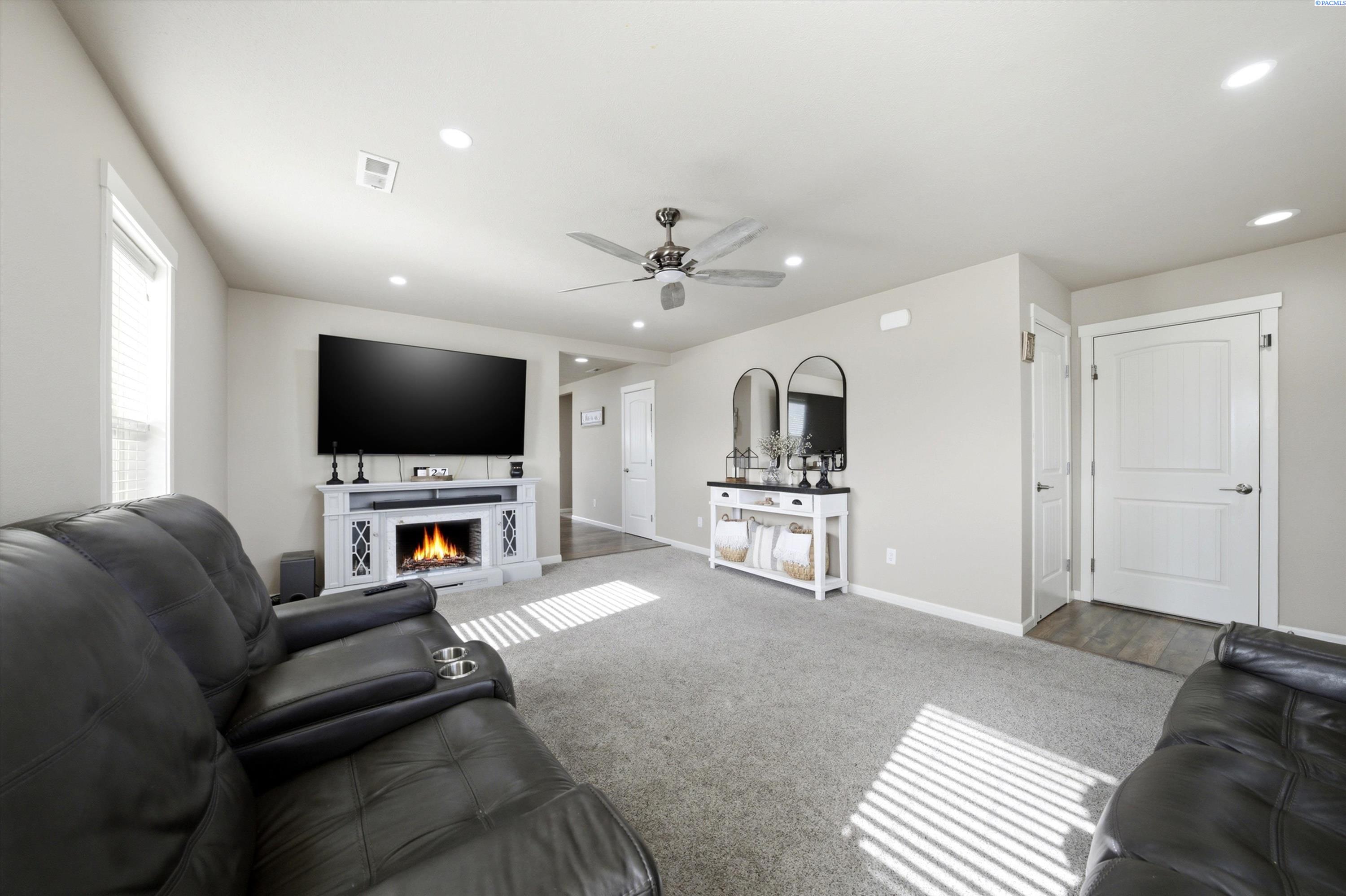 5617 Springfield Dr, Pasco, WA 99301