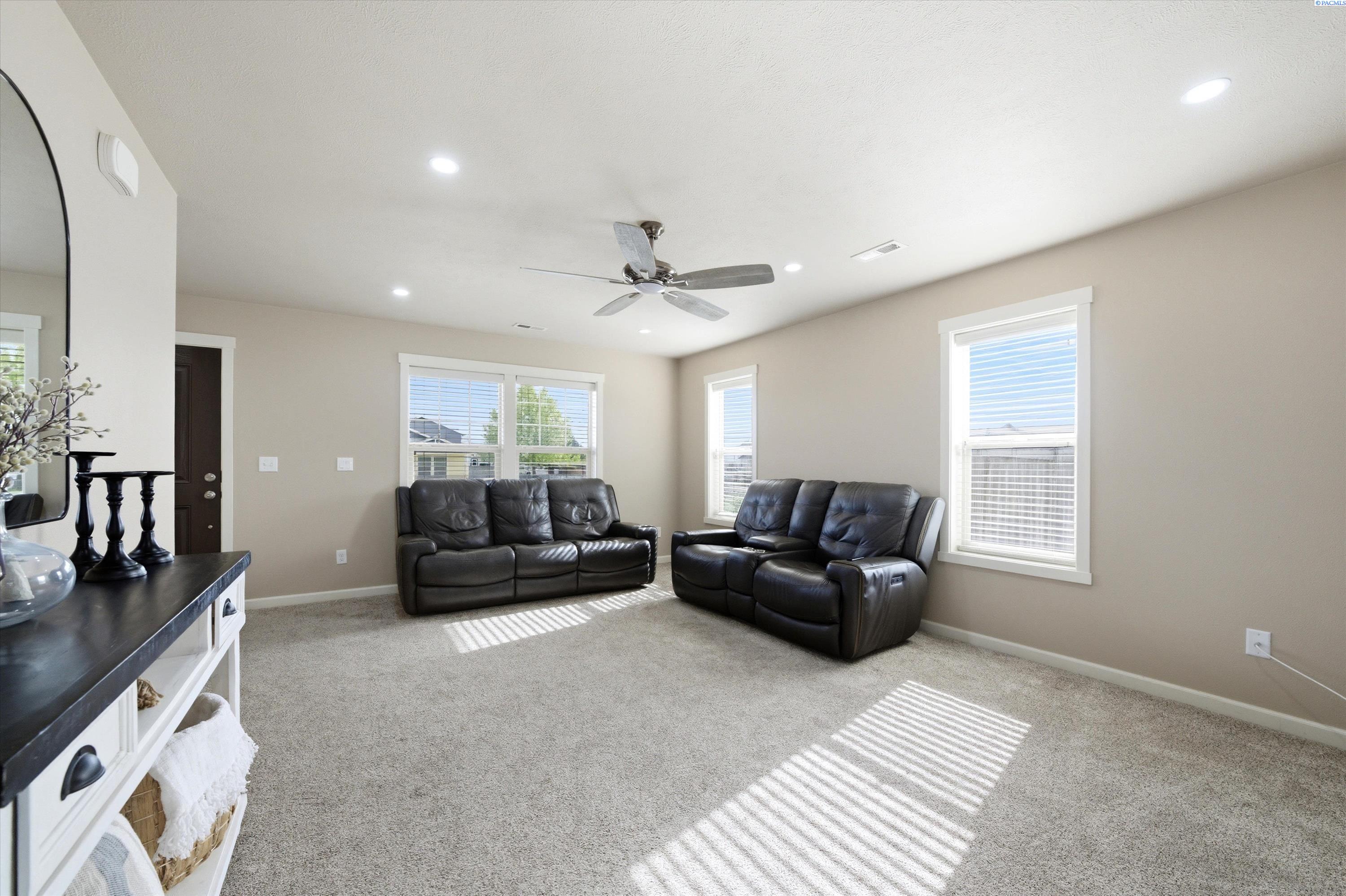 5617 Springfield Dr, Pasco, WA 99301