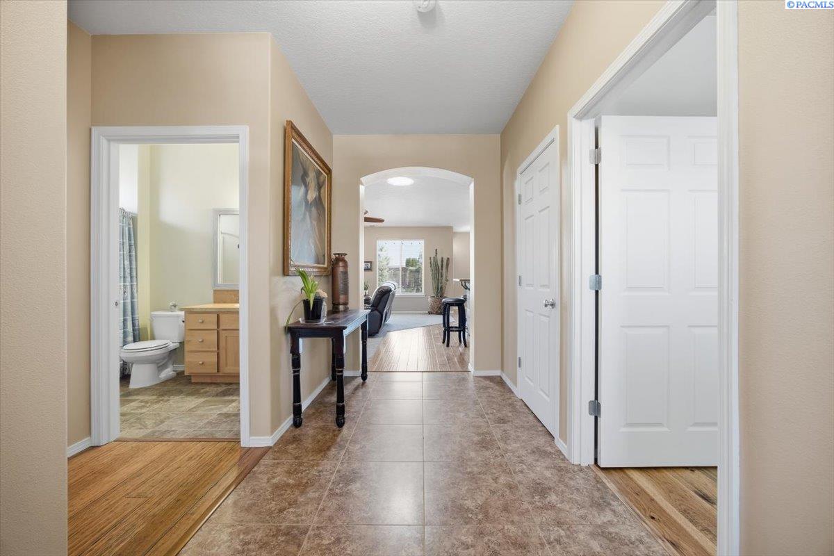 6203 Kent Ln, Pasco, WA 99301