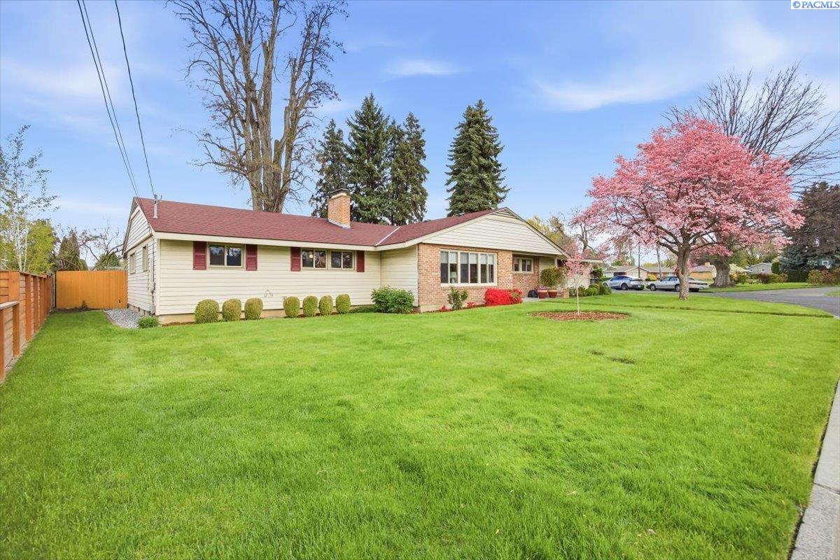 105 Edwards Dr, Walla Walla, WA 99362
