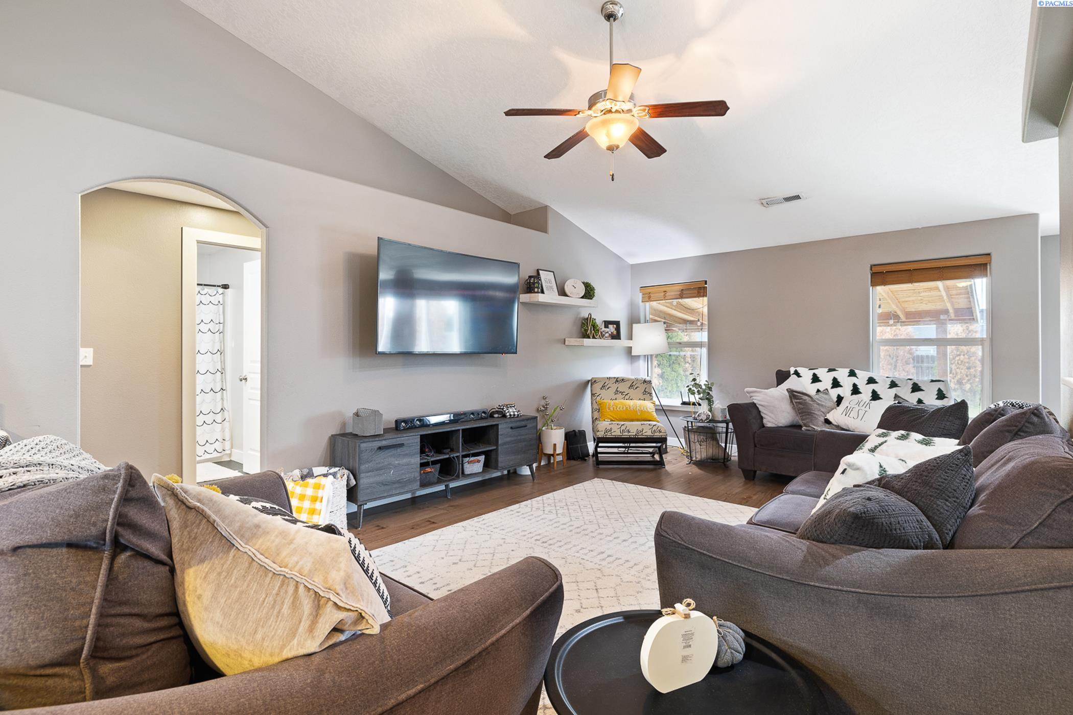 6109 Beacon Rock Ln, Pasco, WA 99301