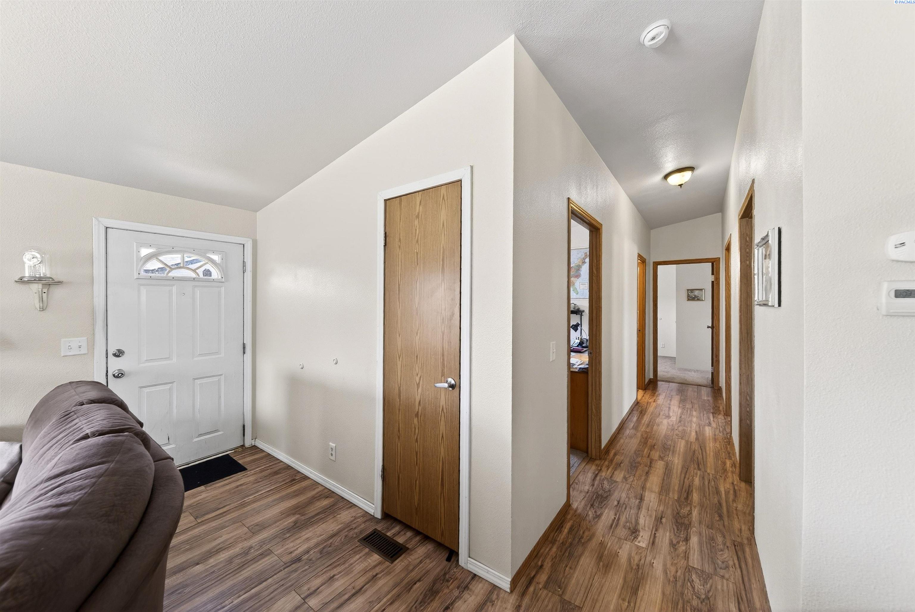 520 New Gate Dr, Prosser, WA 99350