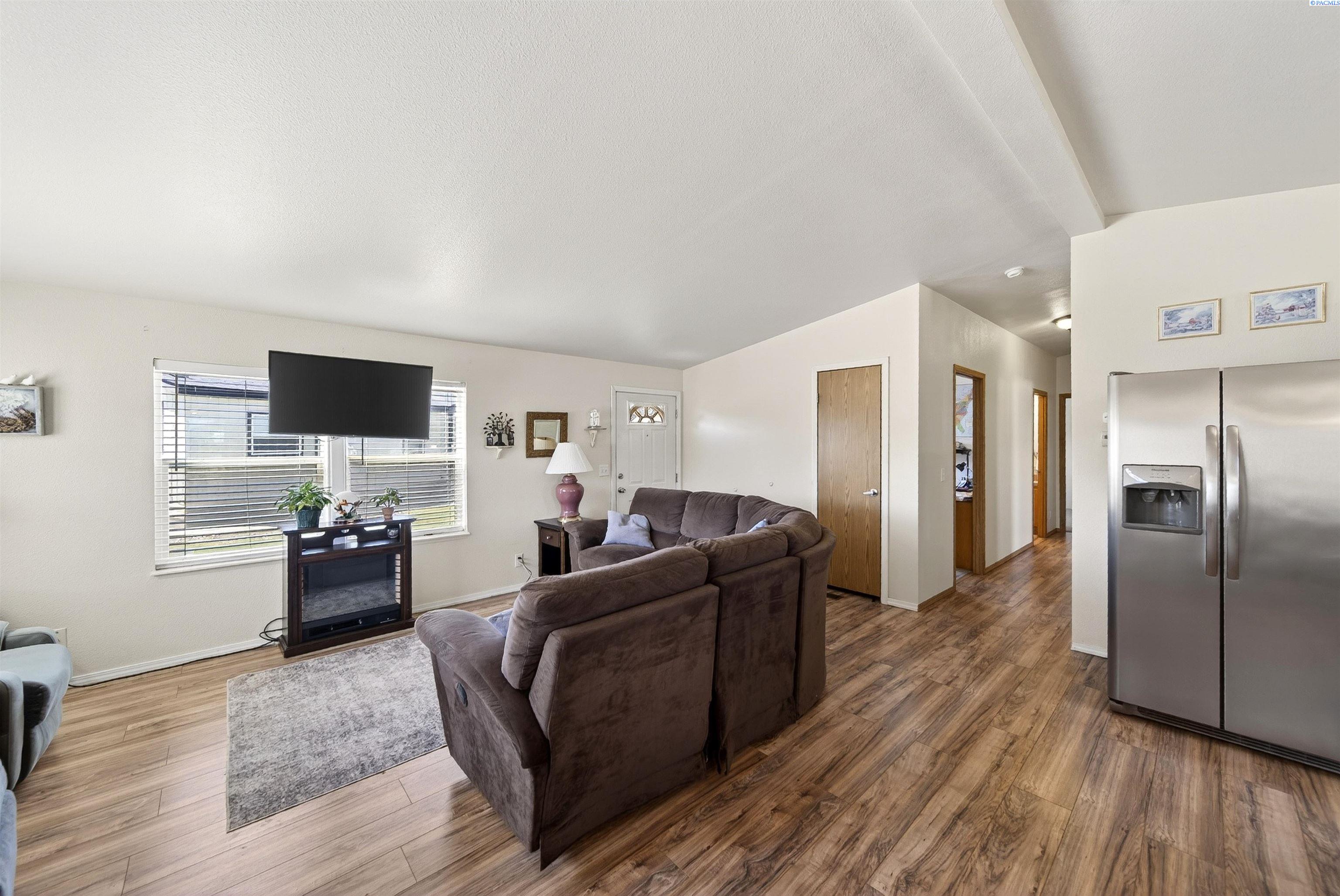 520 New Gate Dr, Prosser, WA 99350