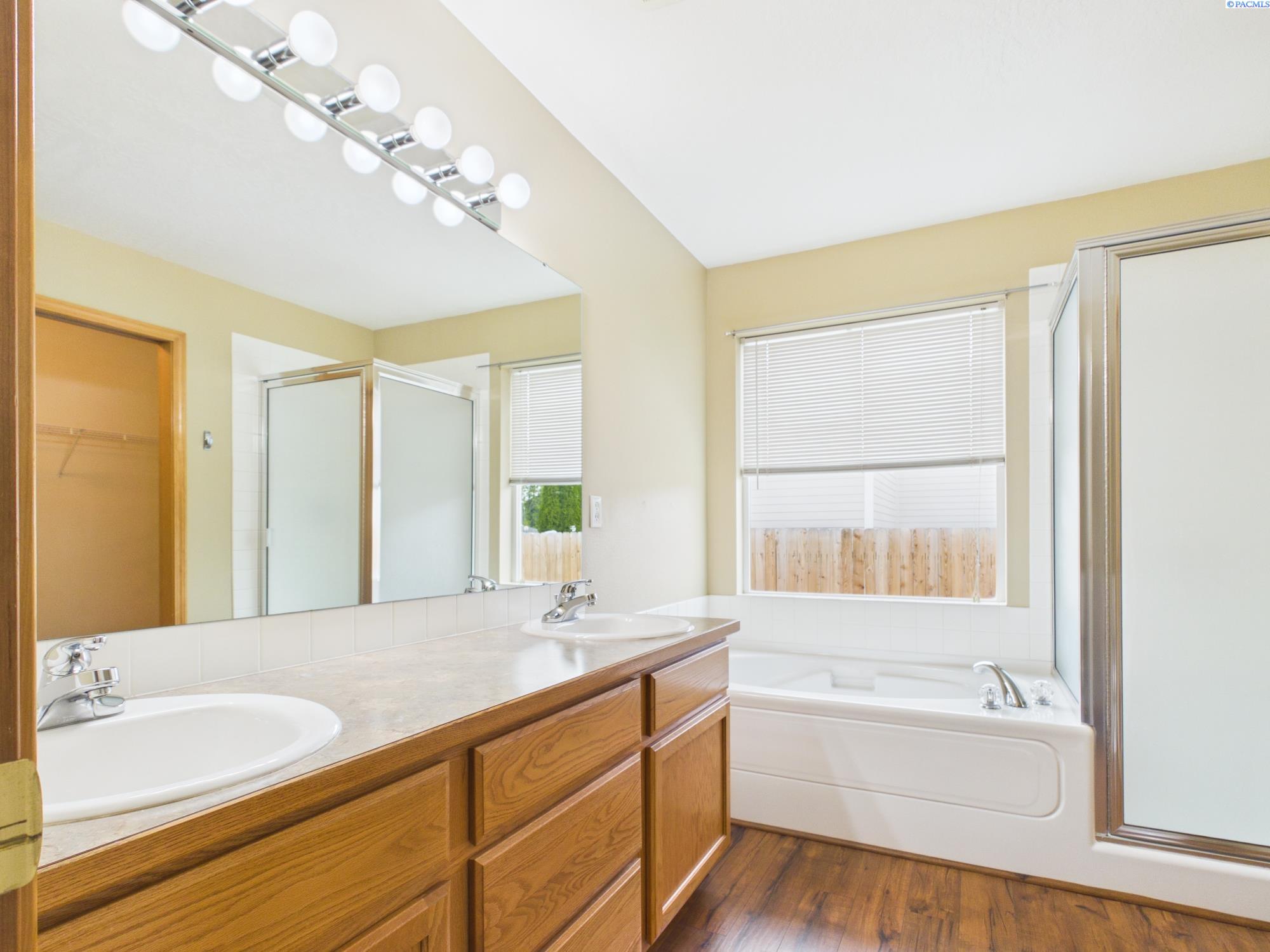 5403 Paddington Ln, Pasco, WA 99301