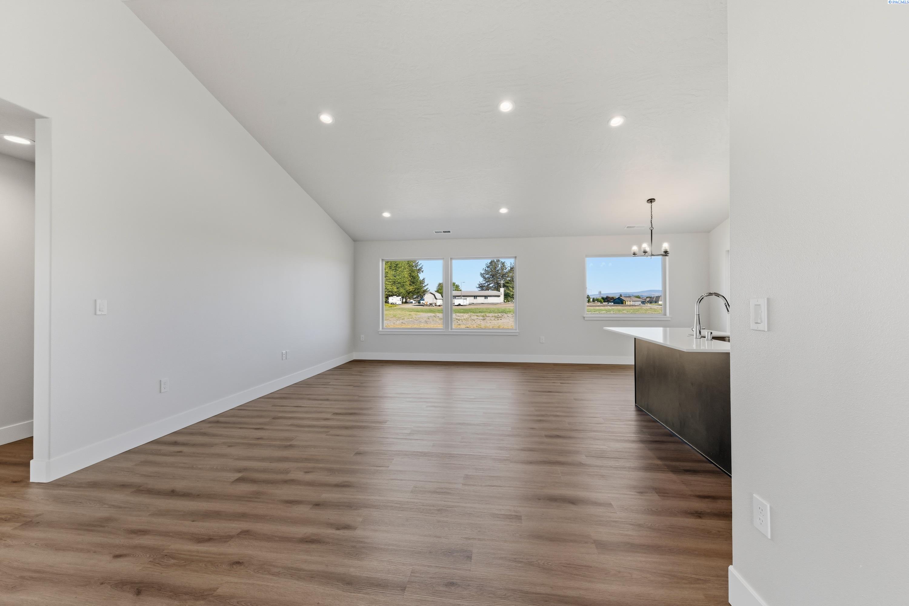 4129 Road 104 , Pasco, WA 99301