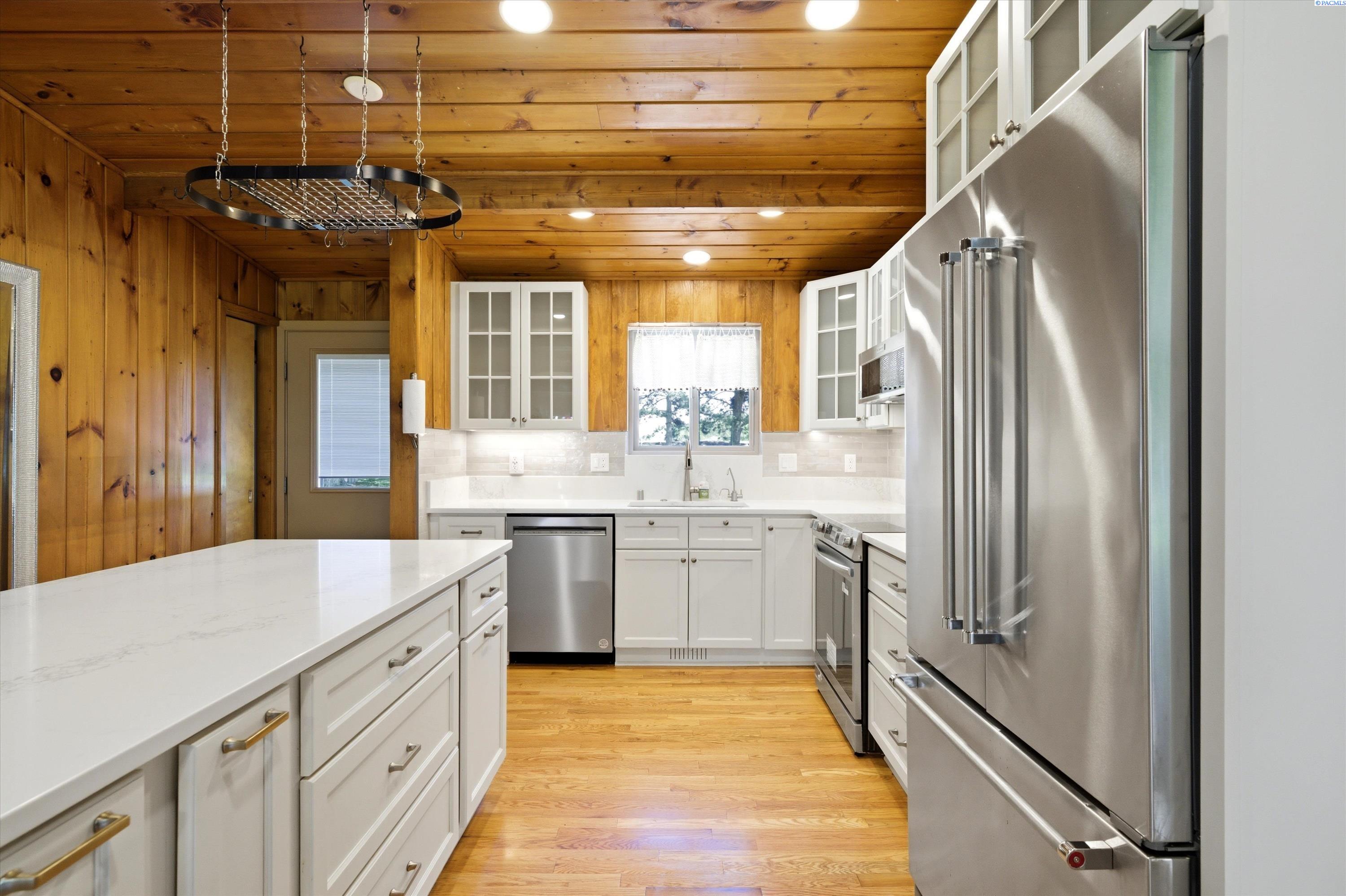 502 Riverside Dr, West Richland, WA 99353