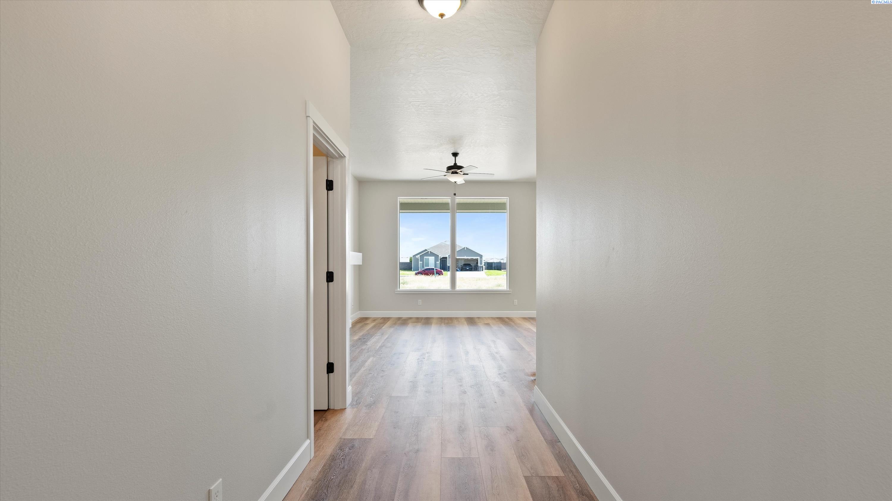 8809 Dusty Maiden Dr, Pasco, WA 99301
