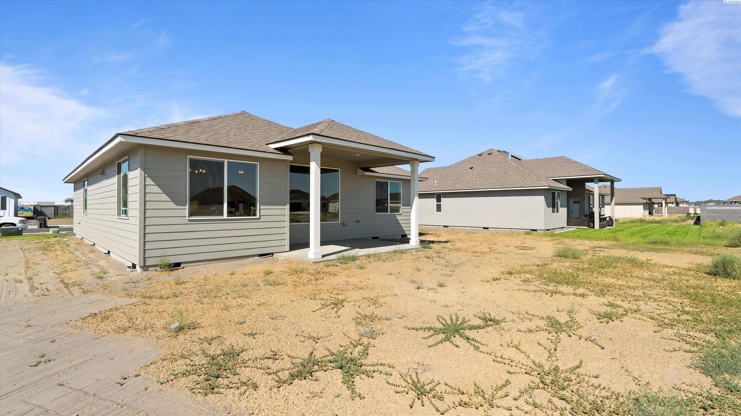 8809 Dusty Maiden Dr, Pasco, WA 99301