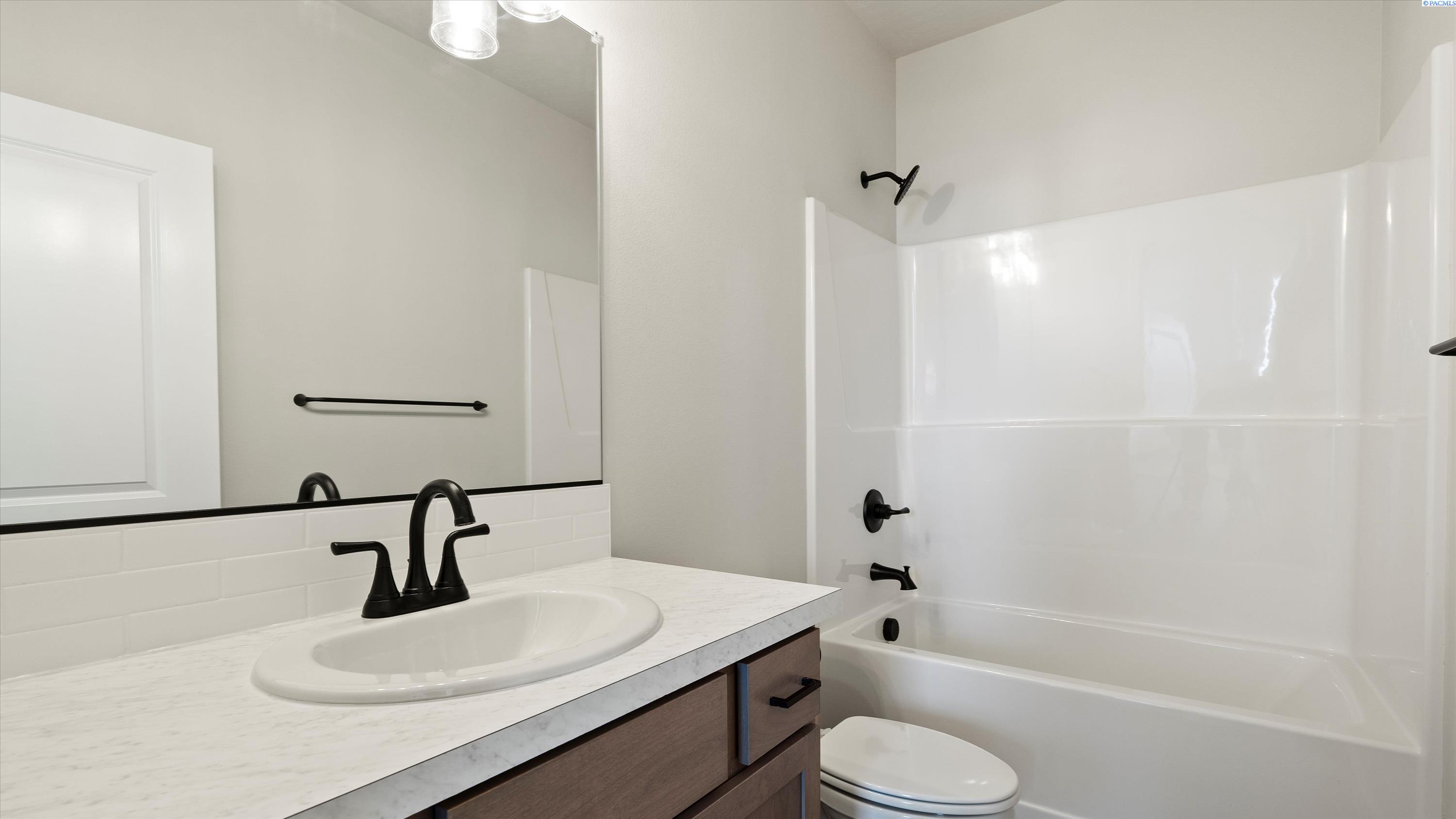 8809 Dusty Maiden Dr, Pasco, WA 99301