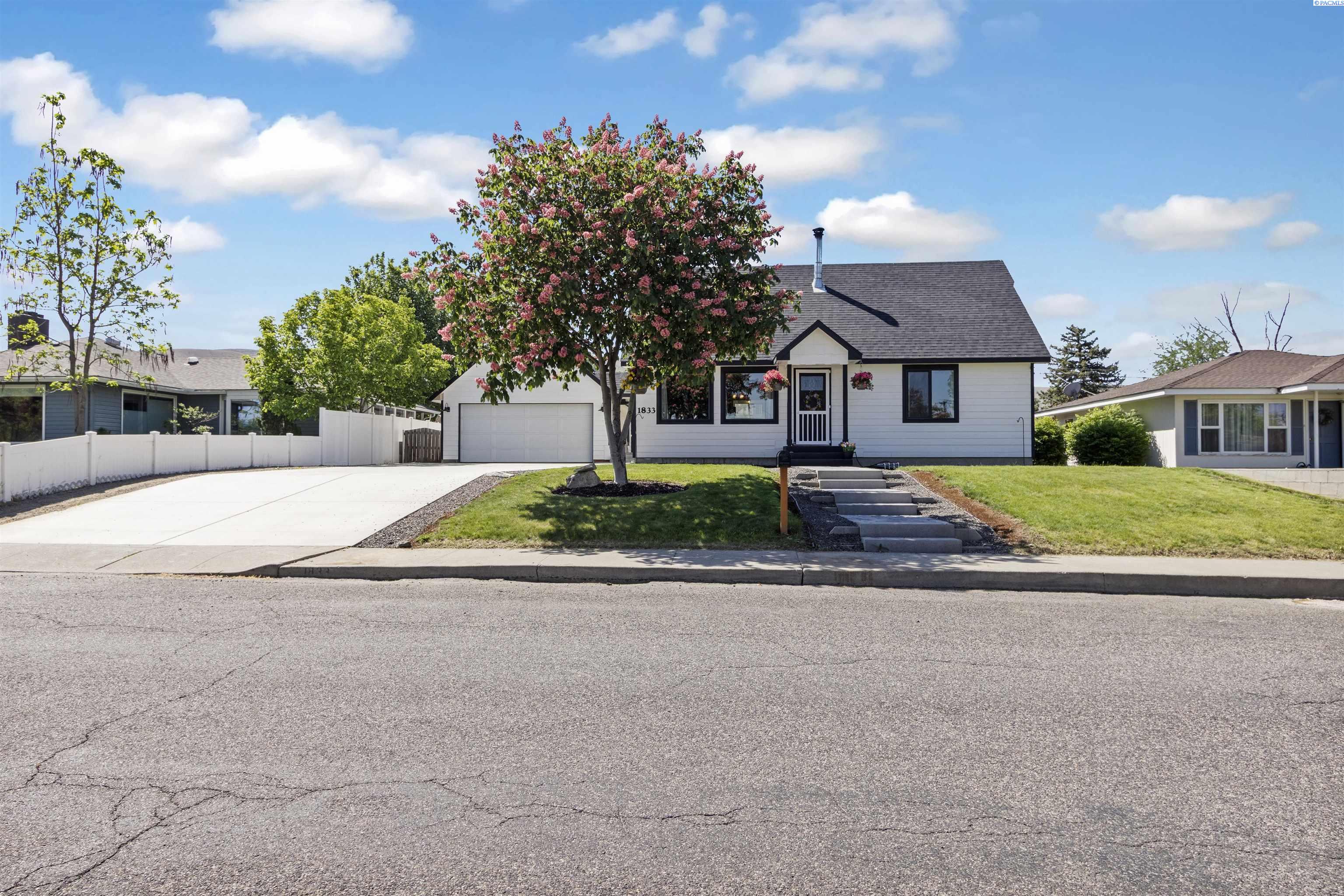 1833 Benson Ave, Prosser, WA 99350