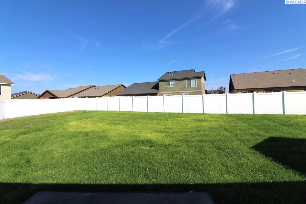 5823 Saddle Creek Ln, Pasco, WA 99301