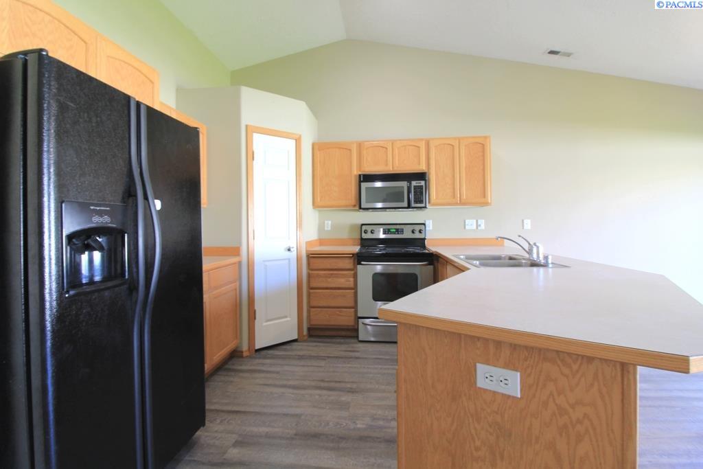 5823 Saddle Creek Ln, Pasco, WA 99301