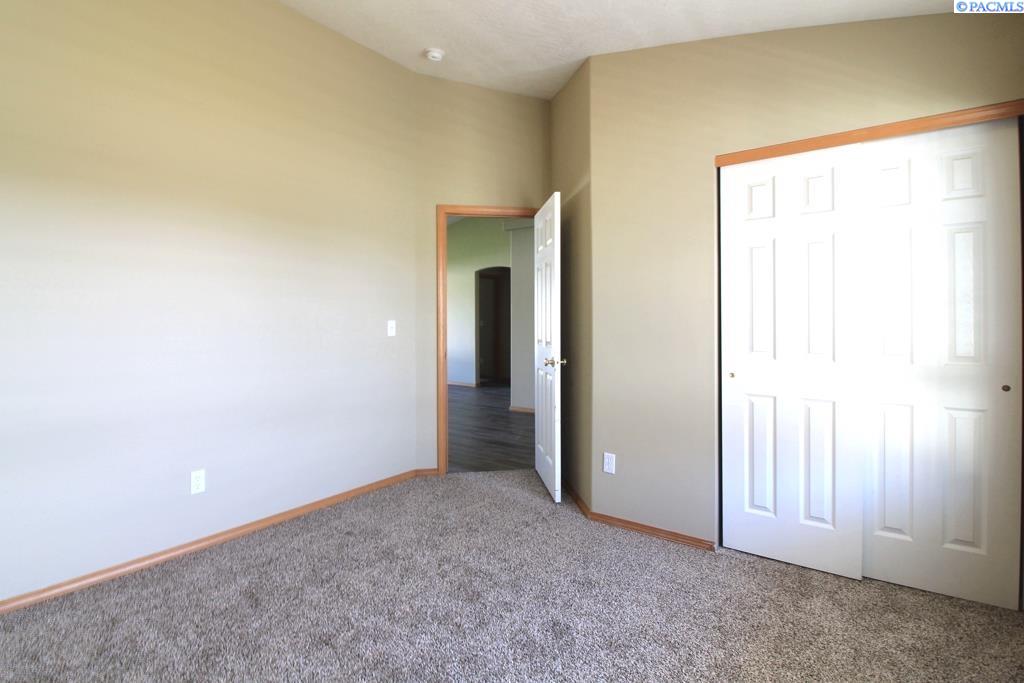 5823 Saddle Creek Ln, Pasco, WA 99301
