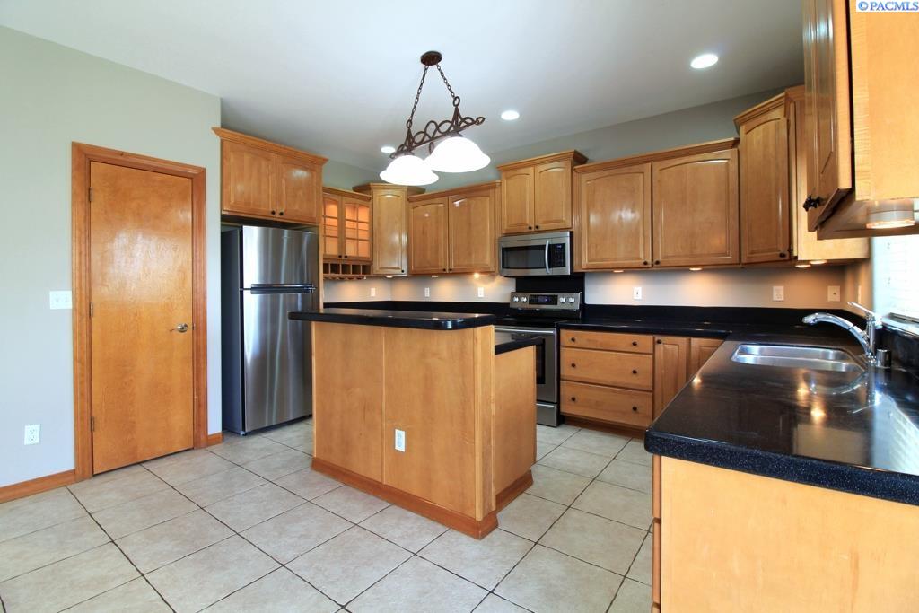 538 Meadow Hills Dr, Richland, WA 99352