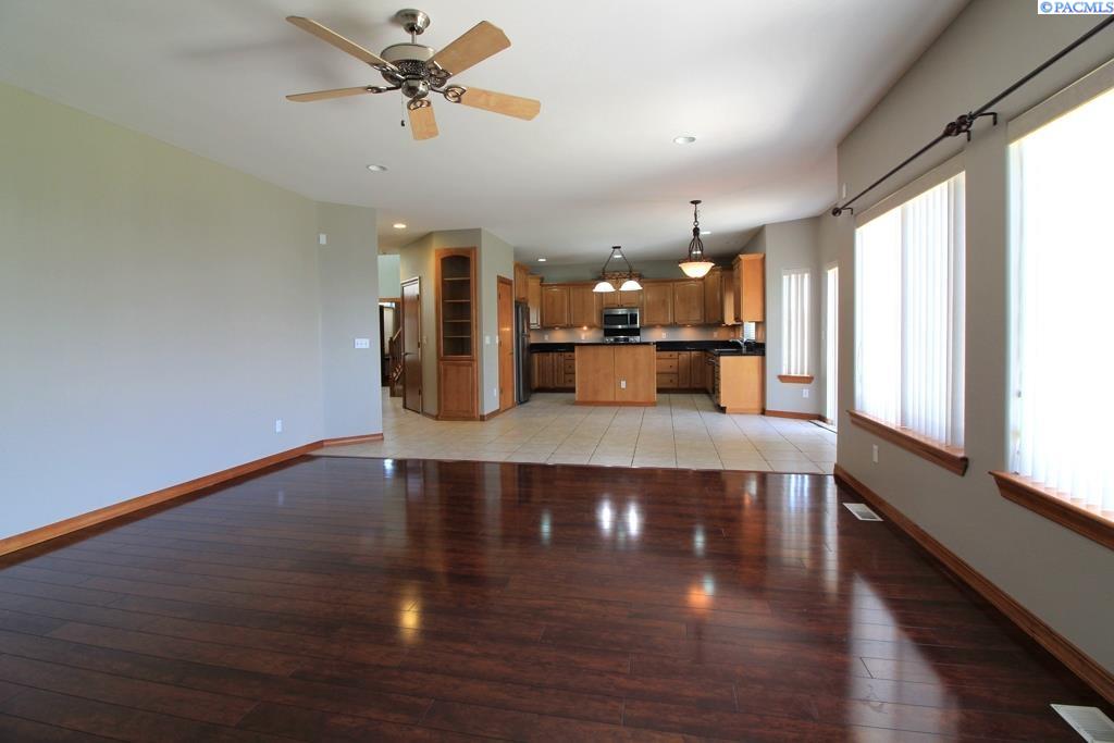 538 Meadow Hills Dr, Richland, WA 99352