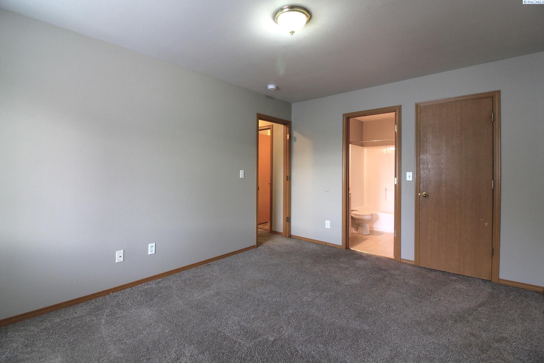 825 Elm St, Kennewick, WA 99336