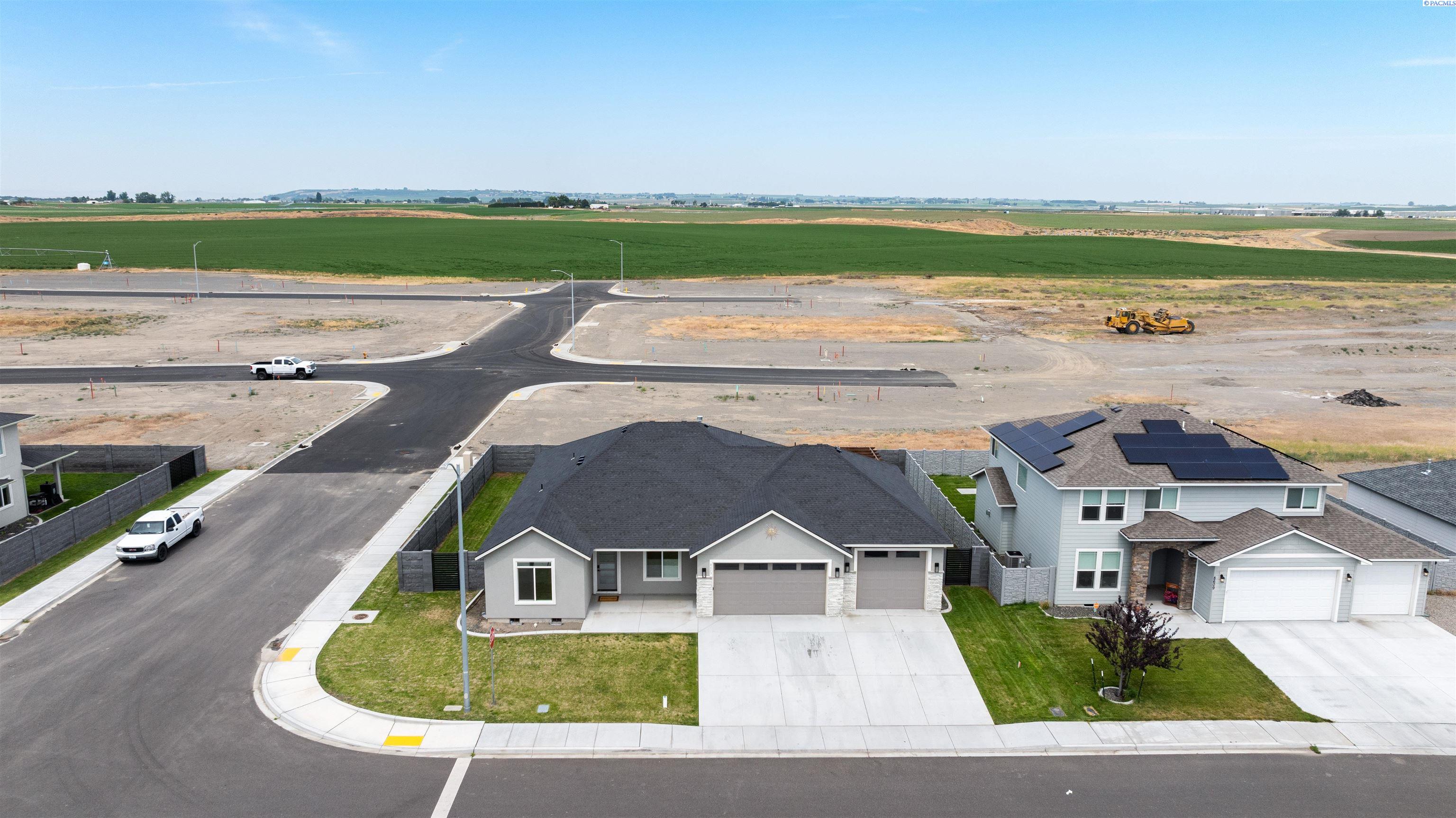 8613 Dusty Maiden Dr, Pasco, WA 99301