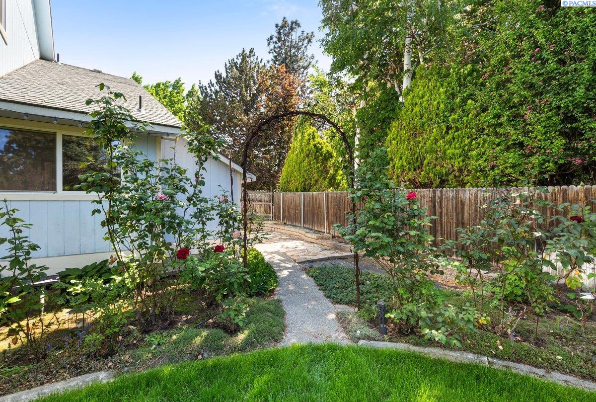 150 Englewood Dr, Richland, WA 99352