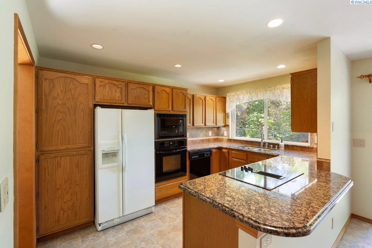 150 Englewood Dr, Richland, WA 99352