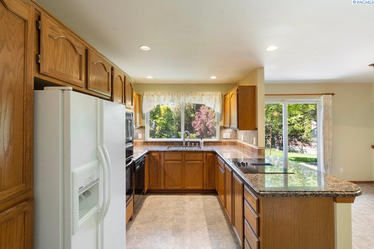 150 Englewood Dr, Richland, WA 99352