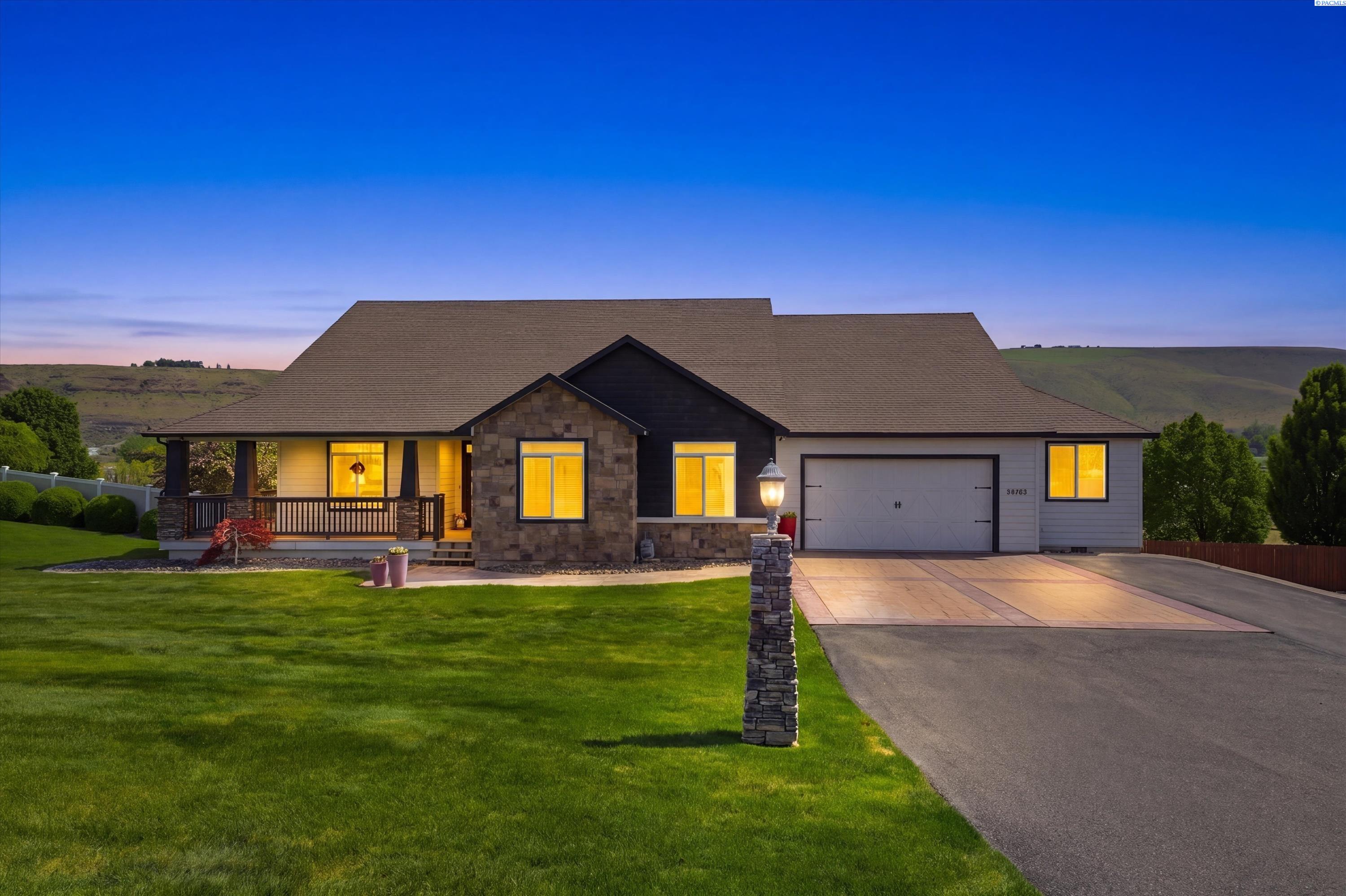 98303 Ridgeview Dr, Kennewick, WA 98903-7513