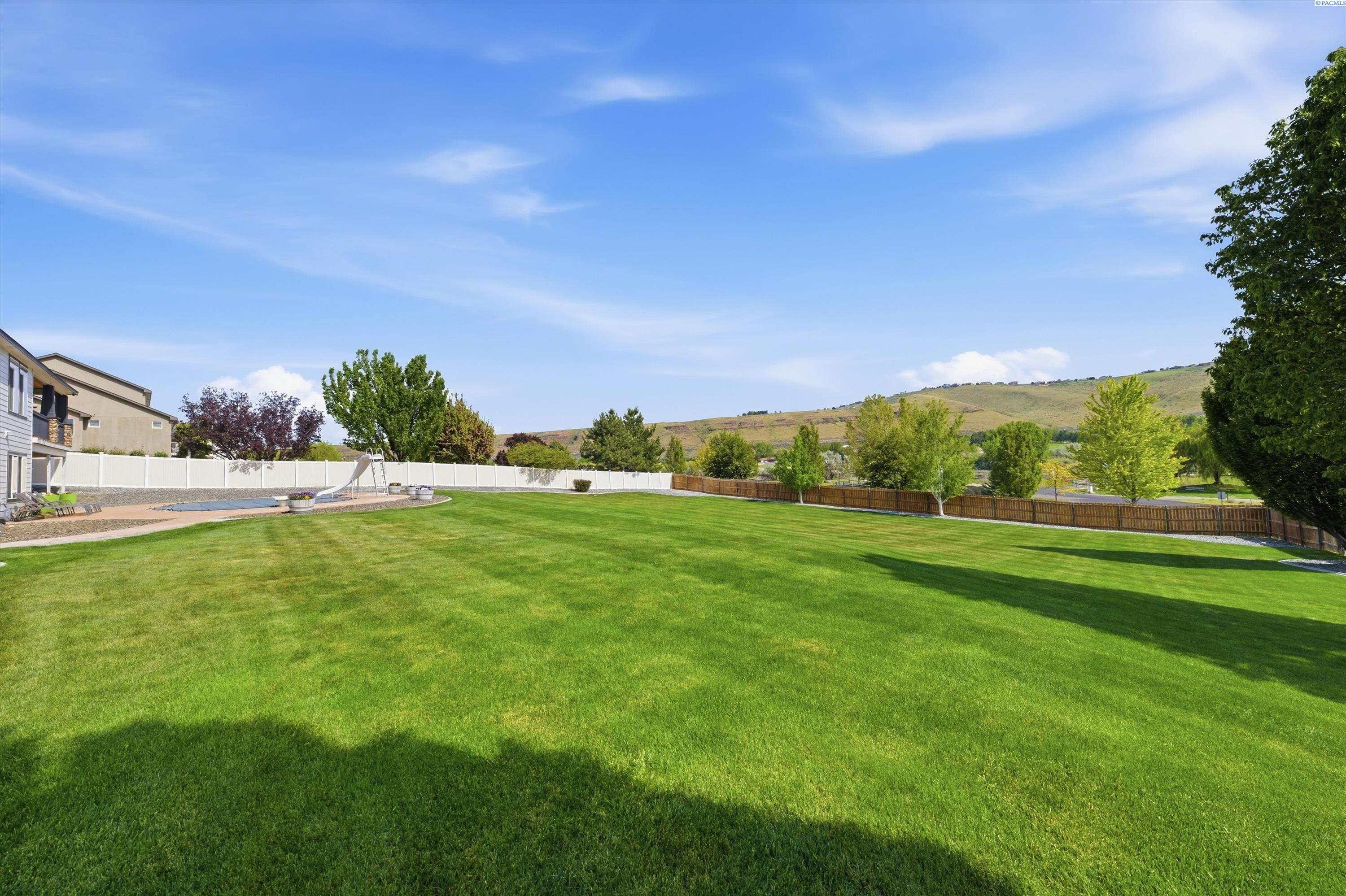 98303 Ridgeview Dr, Kennewick, WA 98903-7513