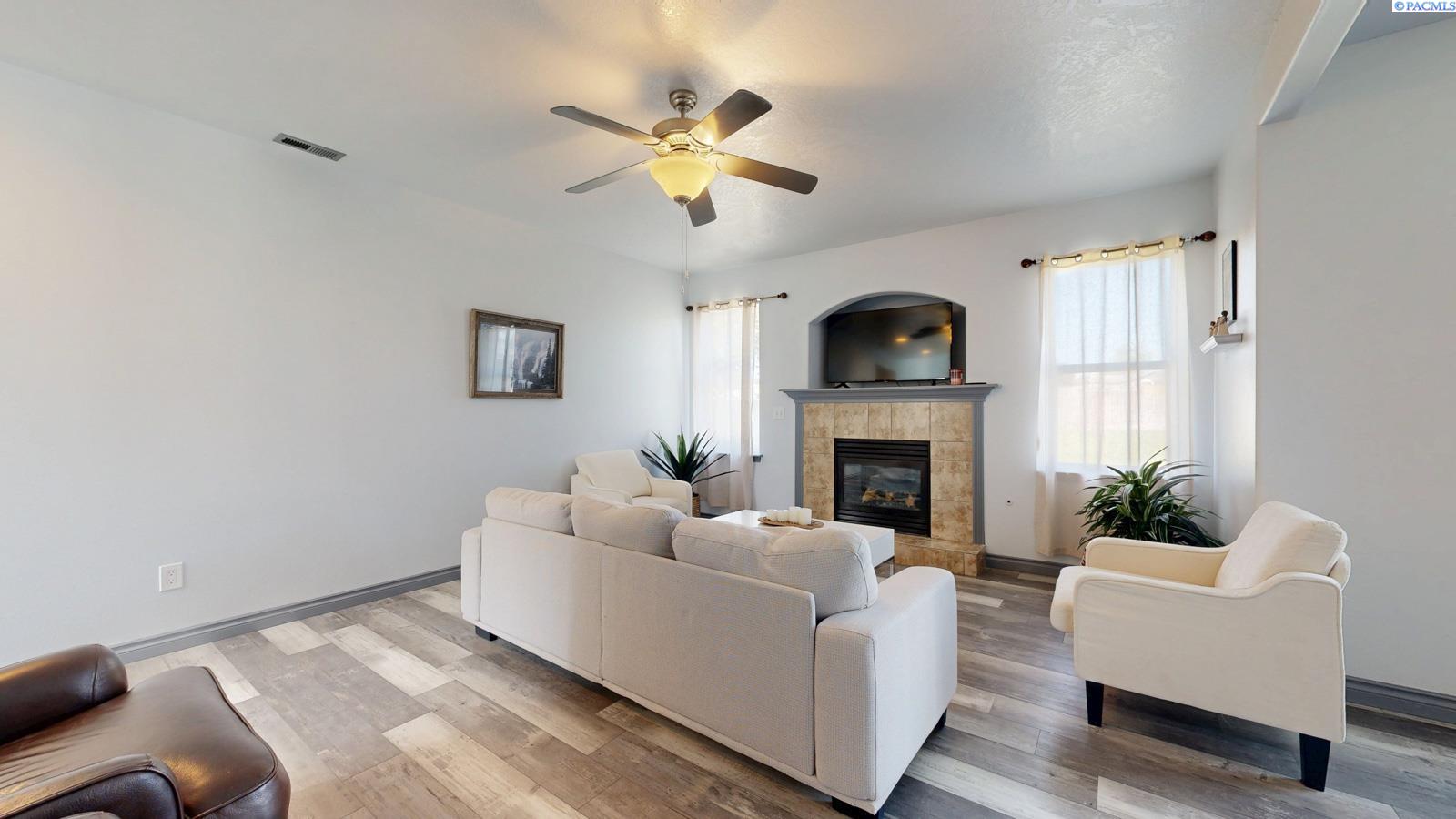 5002 Spirea Dr, West Richland, WA 99353