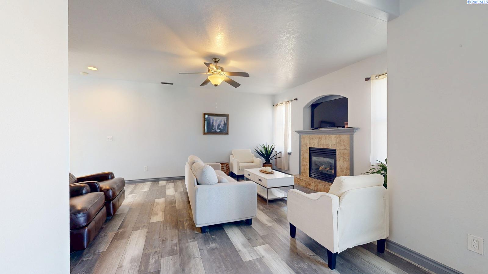 5002 Spirea Dr, West Richland, WA 99353